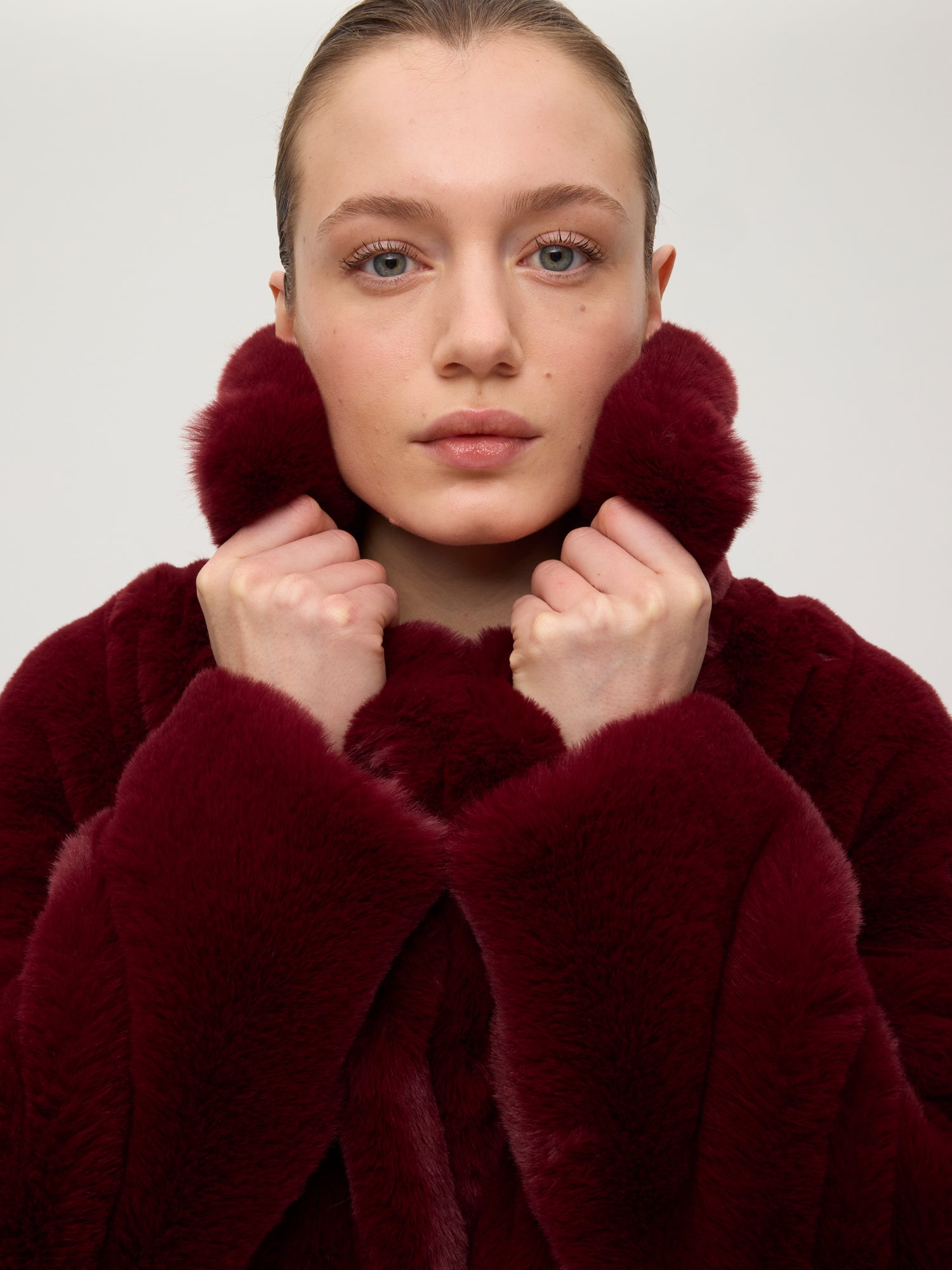 mioh | GLOBE BURGUNDY - Abrigo faux fur burgundy. Vestidos de fiesta para invitadas de boda perfectas. Marca española de moda