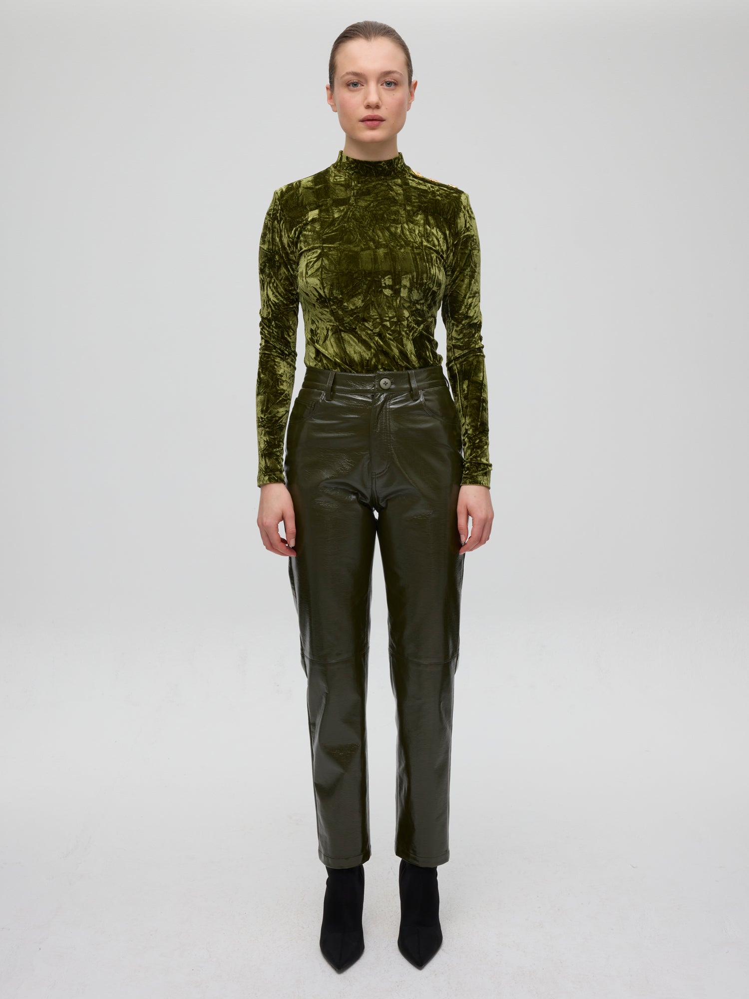 mioh | HERMITAGE - Jersey terciopelo verde botones joya. Vestidos de fiesta para invitadas de boda perfectas. Marca española de moda