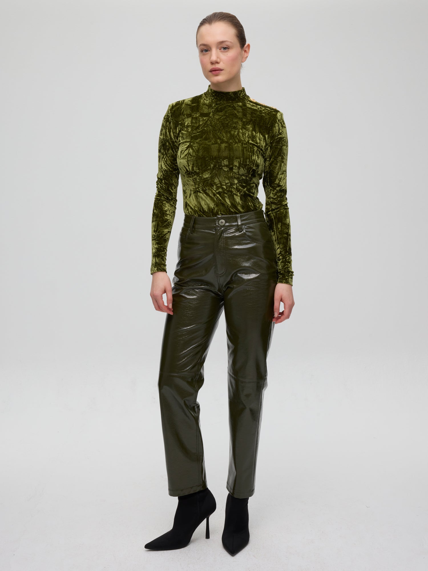 mioh | HERMITAGE - Jersey terciopelo verde botones joya. Vestidos de fiesta para invitadas de boda perfectas. Marca española de moda