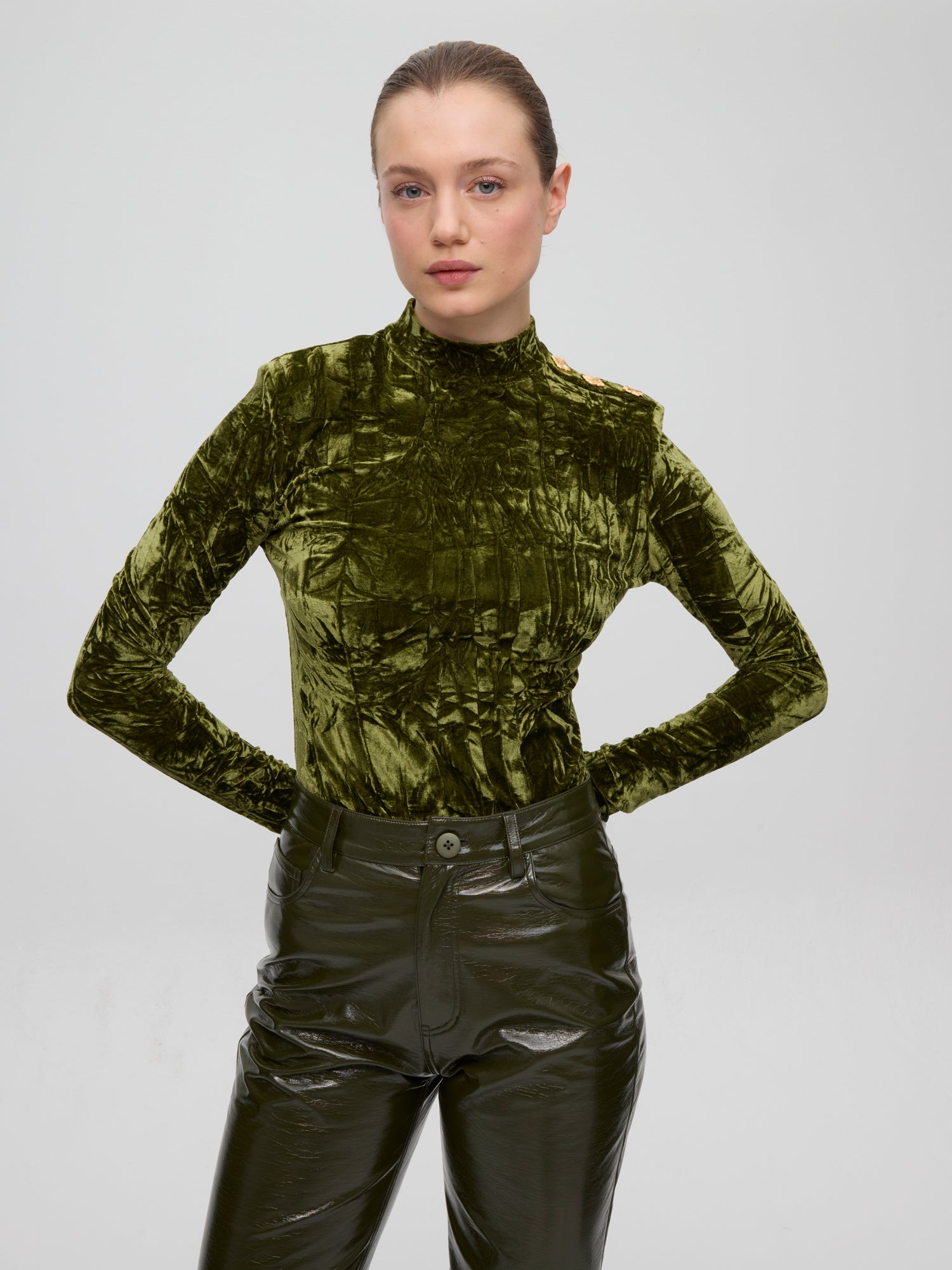 mioh | HERMITAGE - Jersey terciopelo verde botones joya. Vestidos de fiesta para invitadas de boda perfectas. Marca española de moda