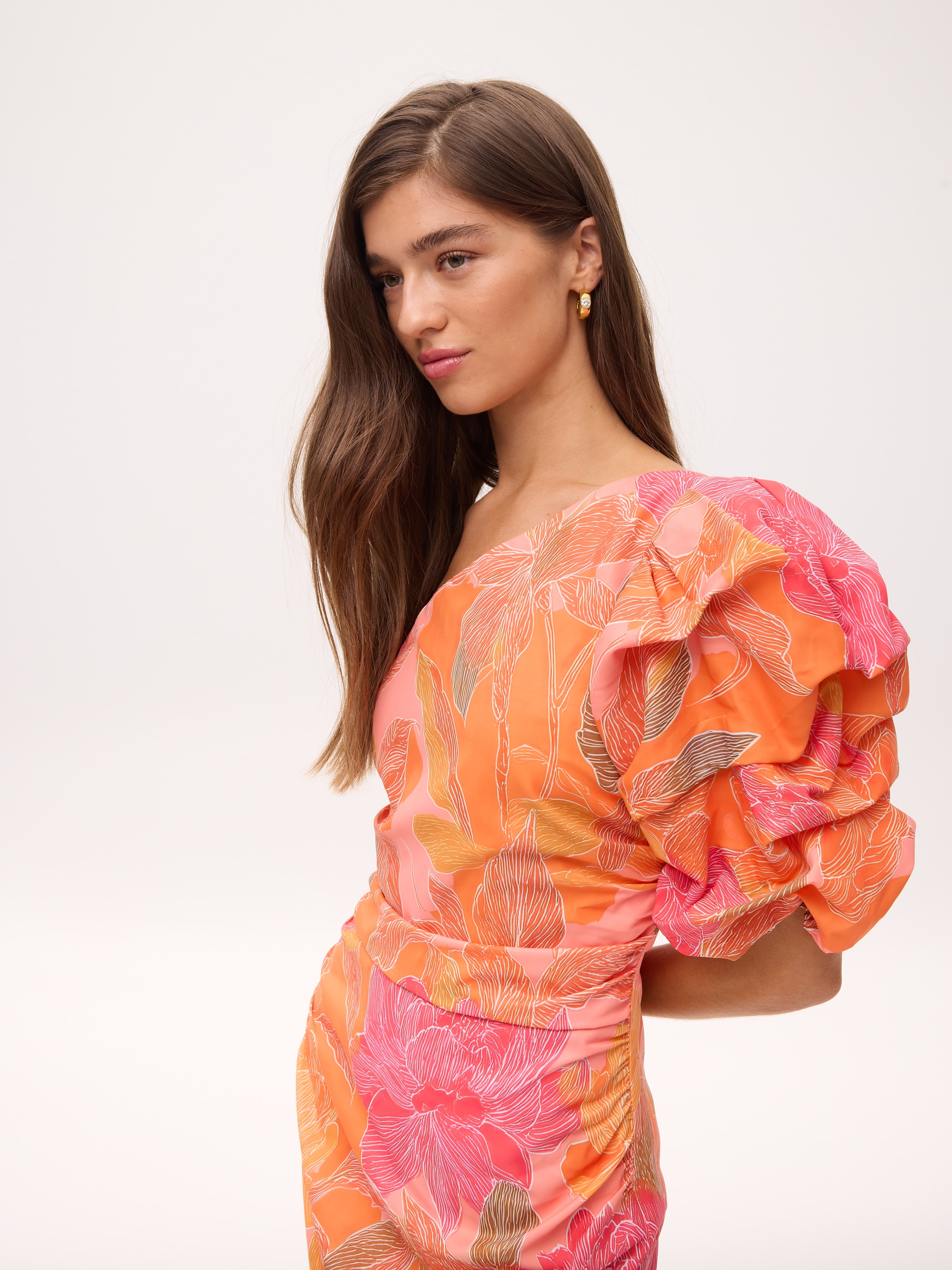 ISABELA FLOWERS - Vestido asimétrico manga abullonada estampado flores, de fiesta e invitada de boda y evento primavera verano. MIOH es la marca de vestidos de invitada de boda y fiesta de referencia en España