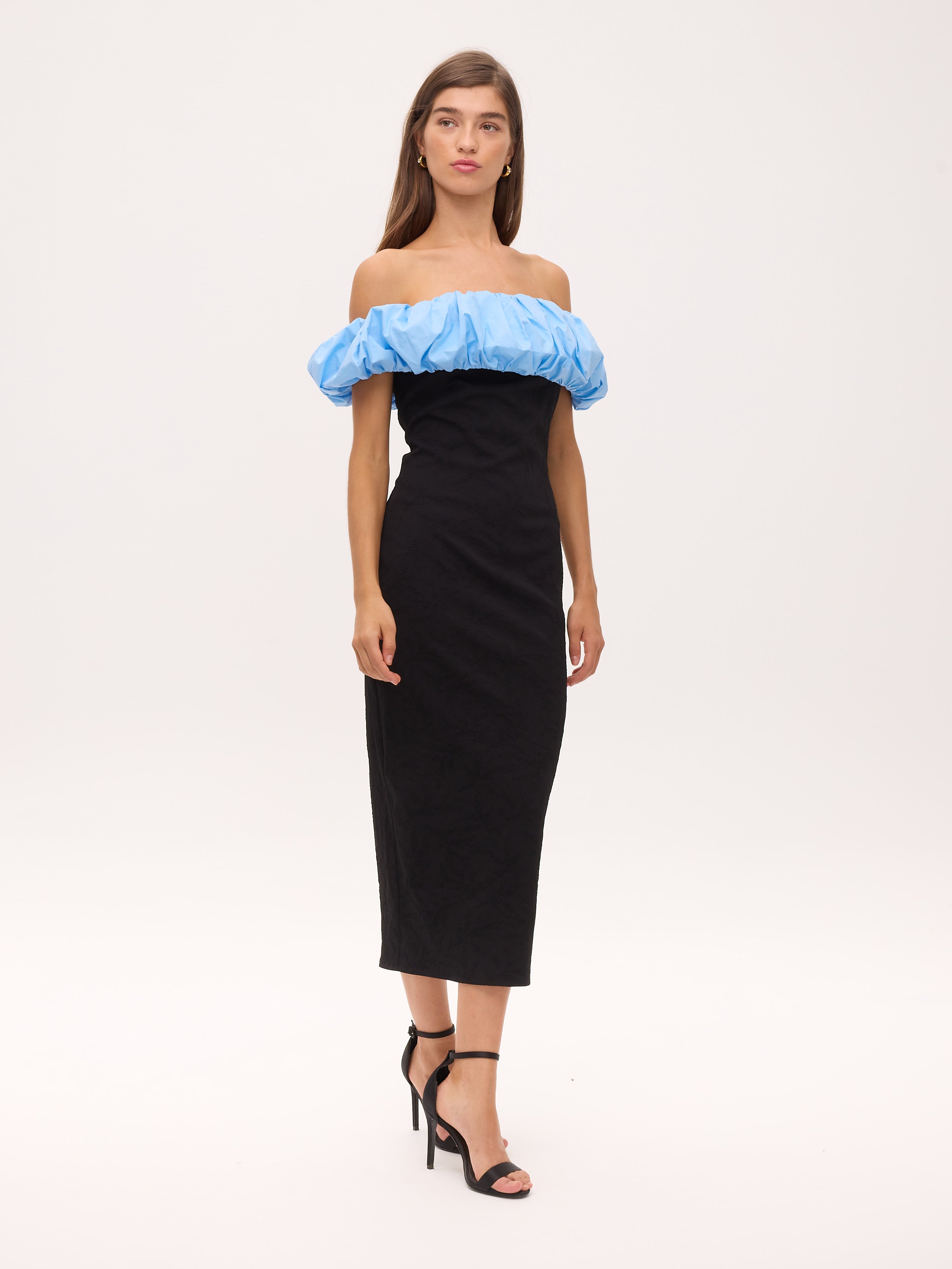 JULIETA BLACK - Vestido damasco bardot volante estructurado, para invitadas de boda, fiesta y eventos de primvera y verano. MIOH es la marca que eligen las influencers de España para sus eventos, como bodas y fiestas