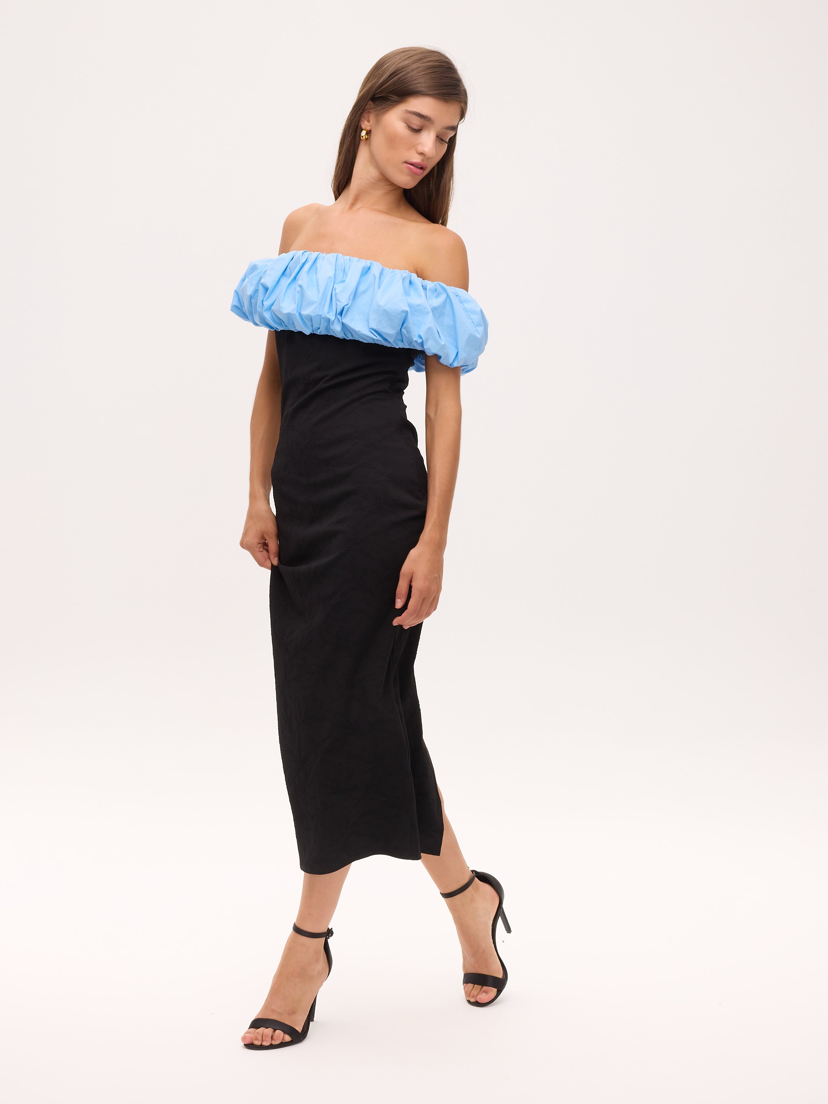 JULIETA BLACK - Vestido damasco bardot volante estructurado, para invitadas de boda, fiesta y eventos de primvera y verano. MIOH es la marca que eligen las influencers de España para sus eventos, como bodas y fiestas