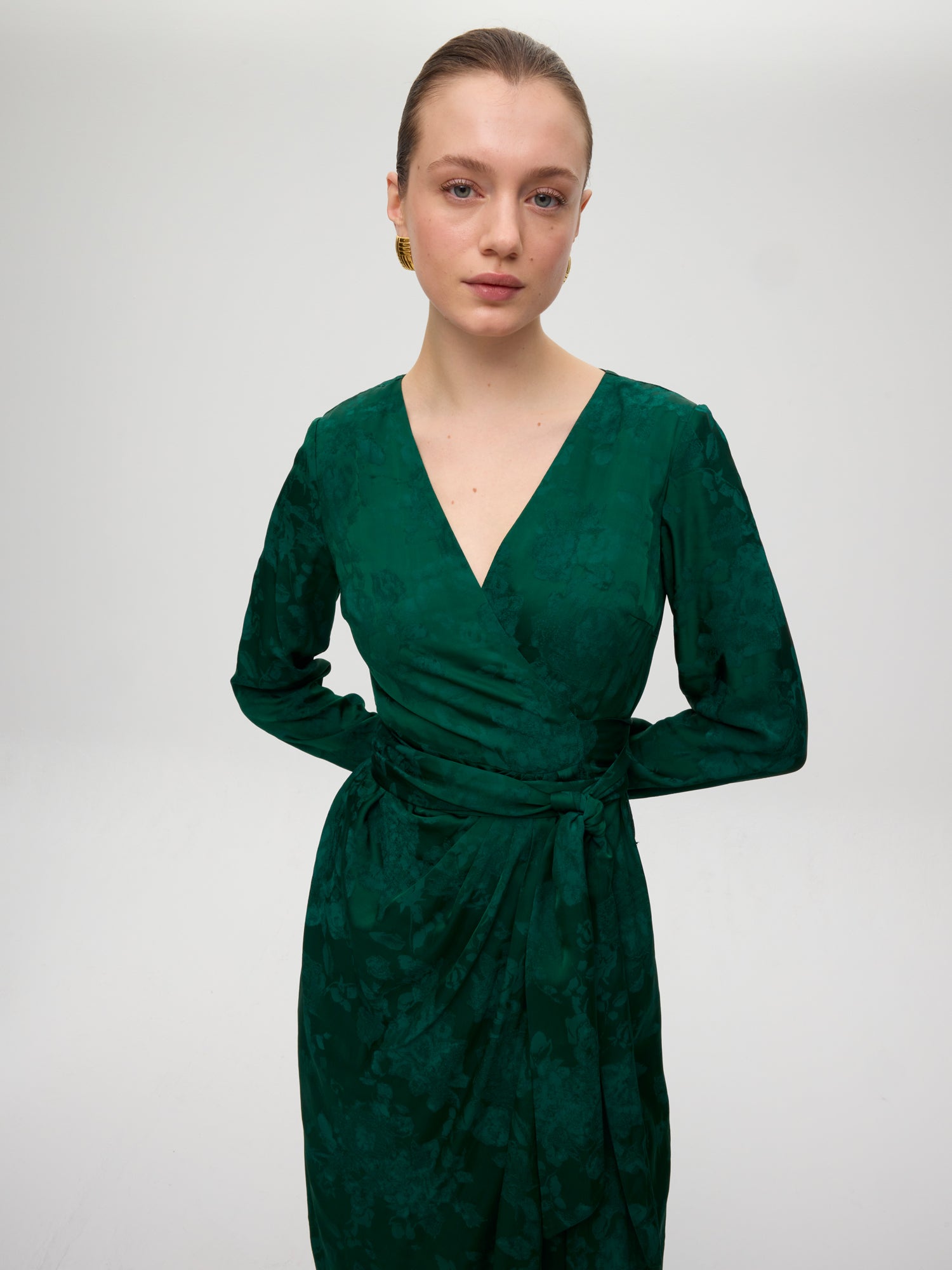 mioh | LICEO GREEN - Vestido envolvente JCQRD verde flores. Vestidos de fiesta para invitadas de boda perfectas. Marca española de moda