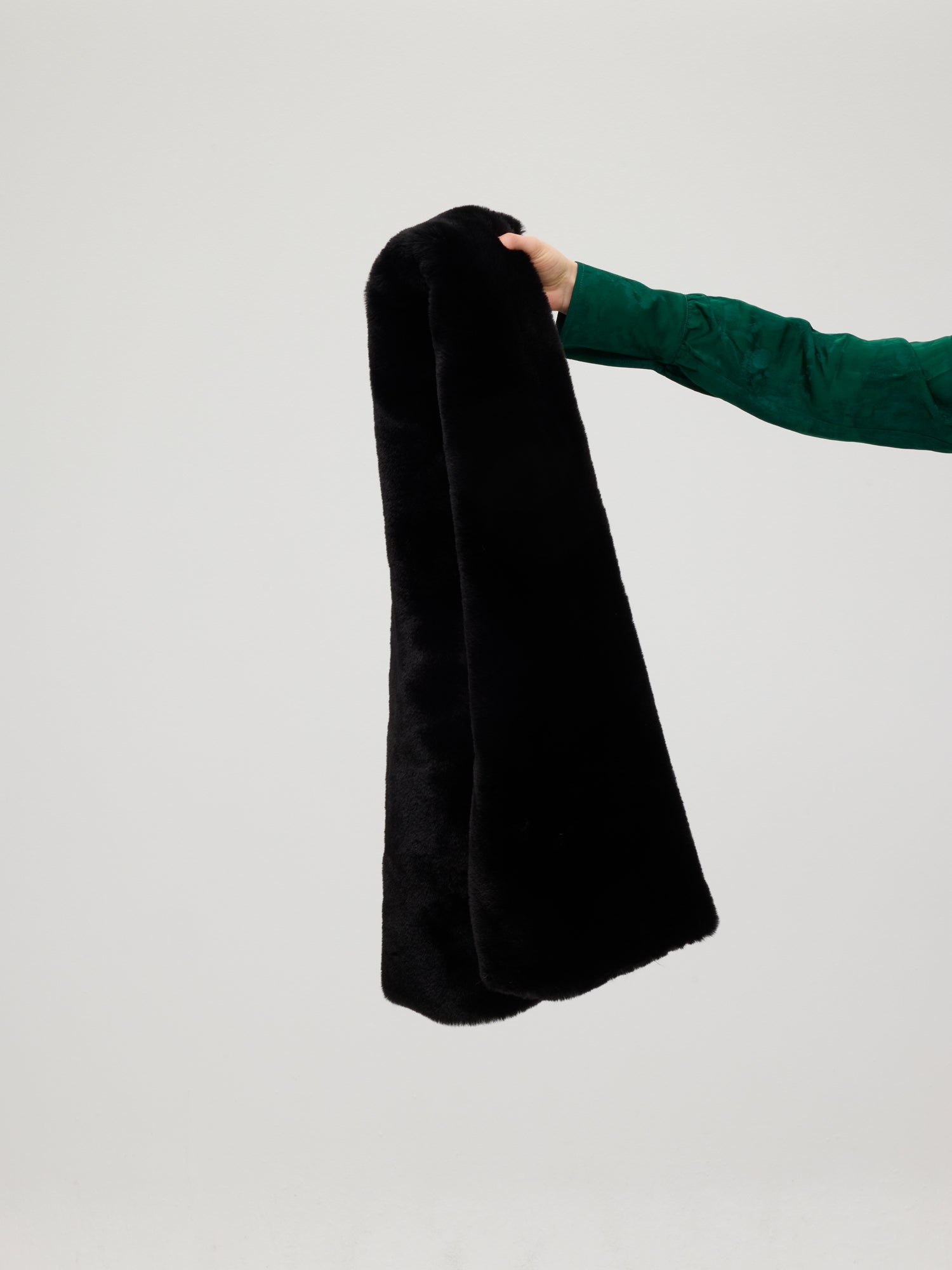 mioh | LICEO GREEN - Vestido envolvente JCQRD verde flores. Vestidos de fiesta para invitadas de boda perfectas. Marca española de moda