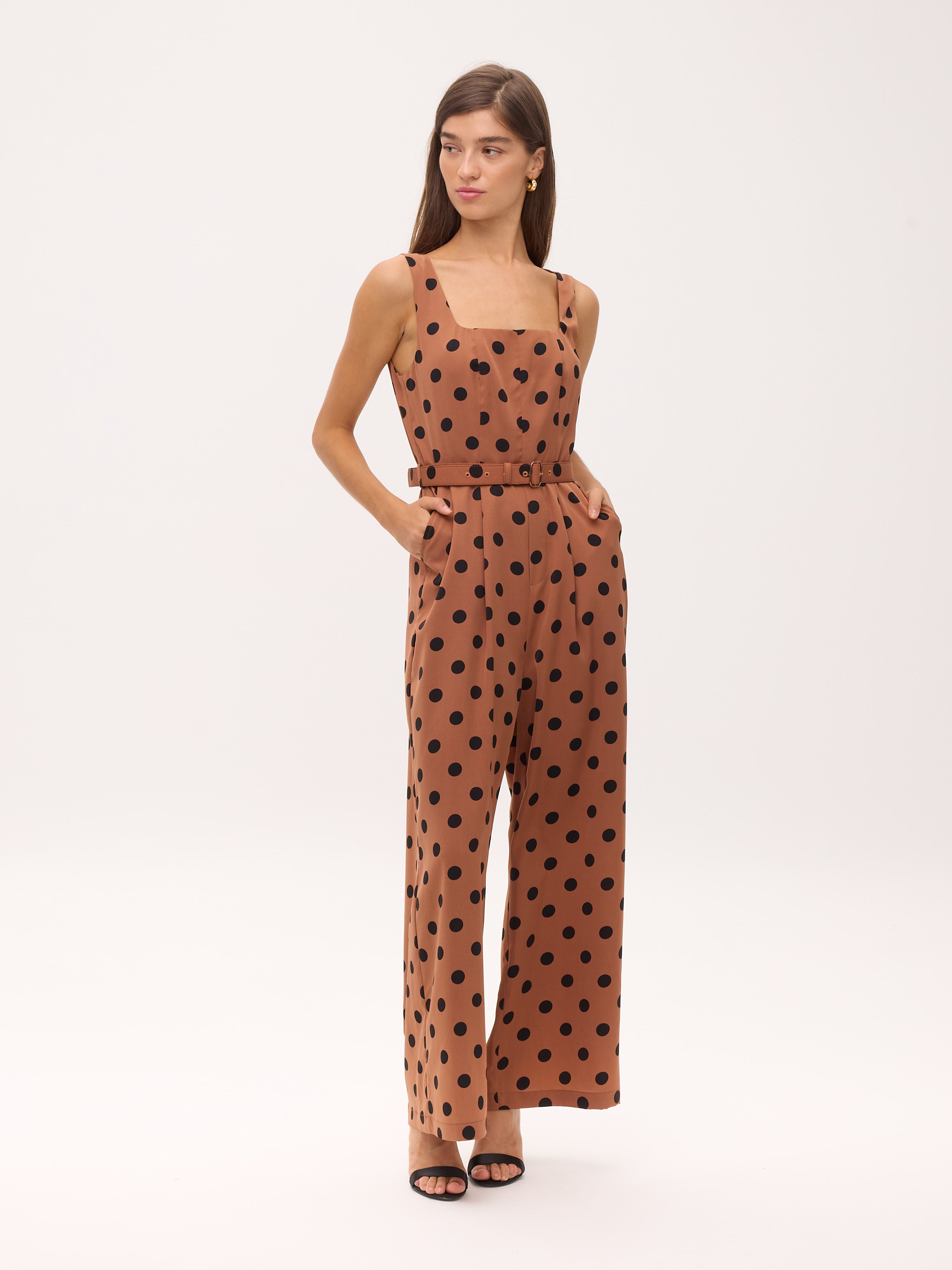 LORENZO DOTS - Mono escote cuadrado de lunares marrón y negro, para ser la invitada de boda perfecta y fiesta esta primavera verano. MIOH es la marca de vestidos de invitada de boda y fiesta de referencia en España