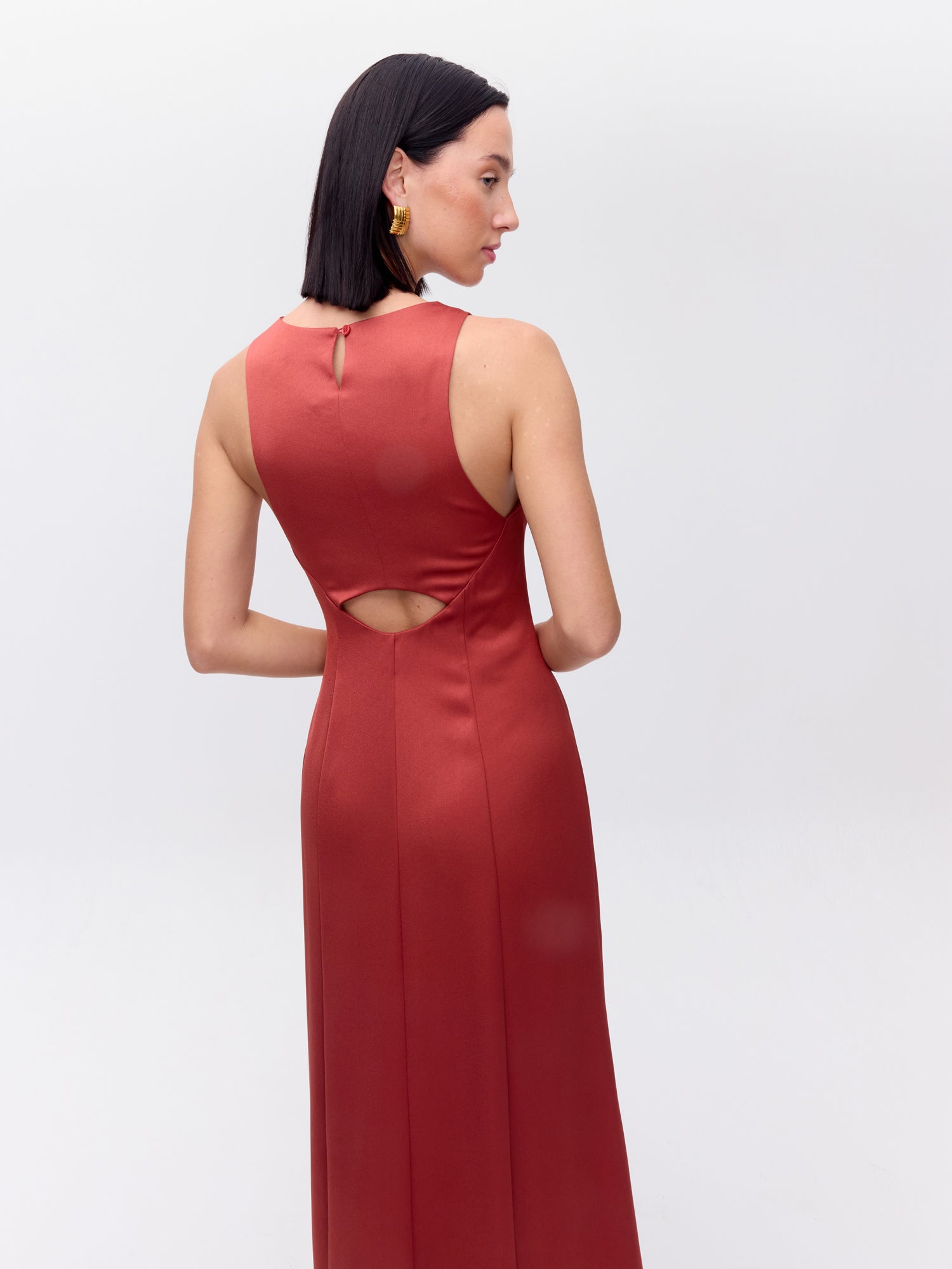 MIOH | LUZ TERRA - Vestido terracota minimal cut out en la espalda para invitada de boda