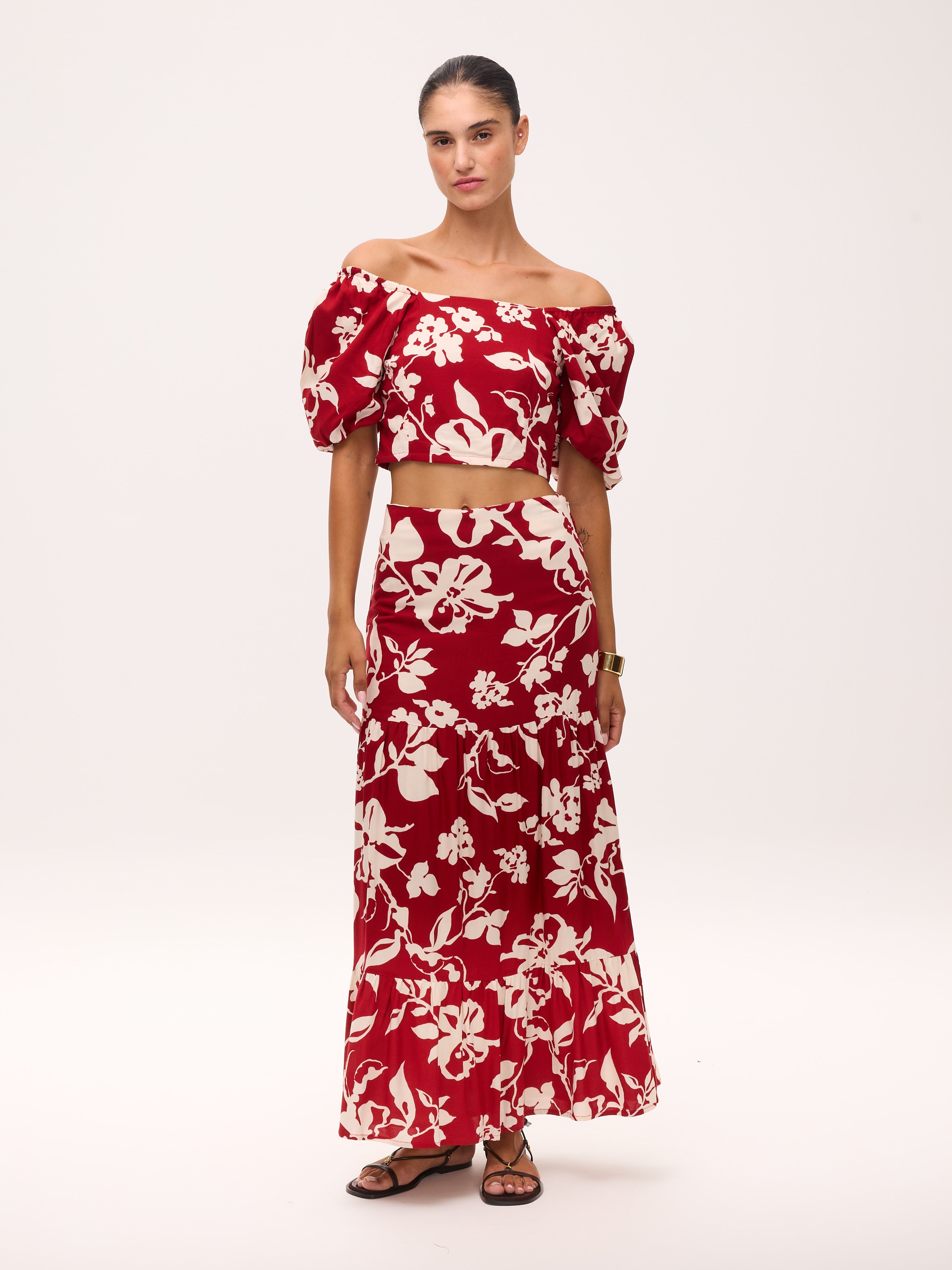 MARGARET RED - Conjunto rojo con flores blancas, para invitadas de boda, fiesta y eventos de primvera y verano. MIOH es la marca de vestidos de invitada de boda y fiesta de referencia en España