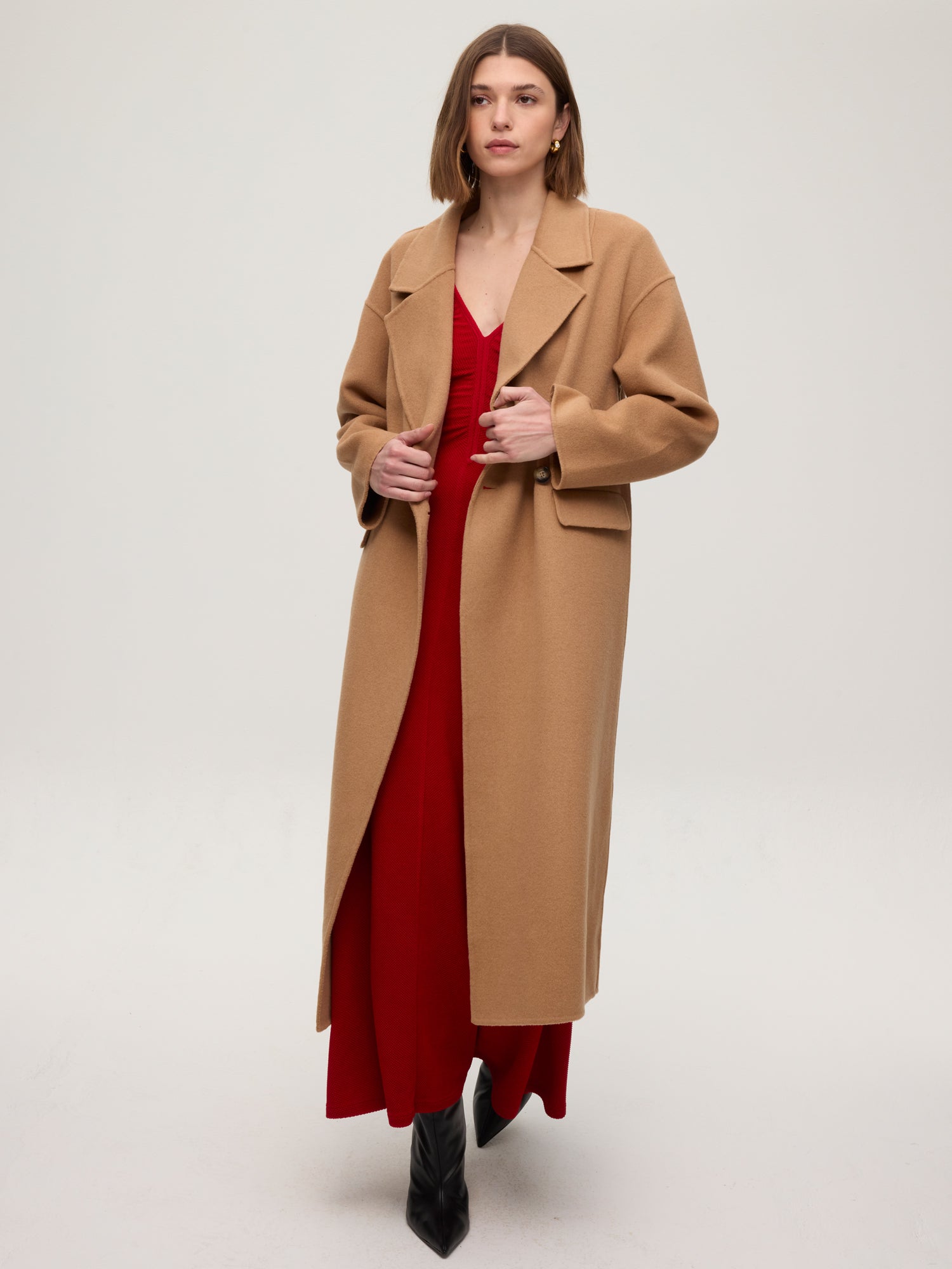 mioh | METRO CAMEL - Abrigo largo sastrero lana camel. Vestidos de fiesta para invitadas de boda perfectas. Marca española de moda