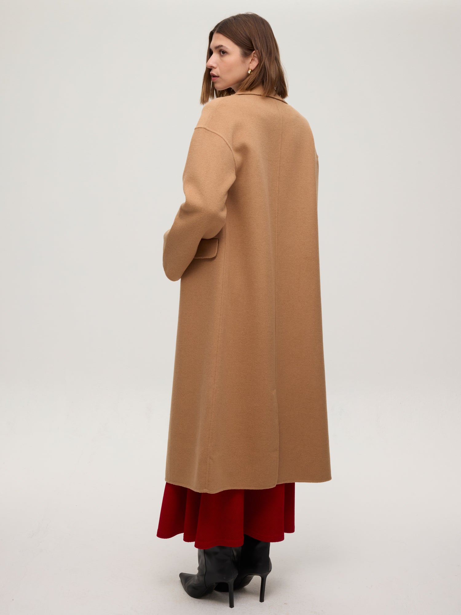 mioh | METRO CAMEL - Abrigo largo sastrero lana camel. Vestidos de fiesta para invitadas de boda perfectas. Marca española de moda