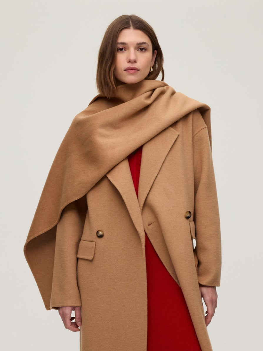 mioh | METRO CAMEL - Abrigo largo sastrero lana camel. Vestidos de fiesta para invitadas de boda perfectas. Marca española de moda