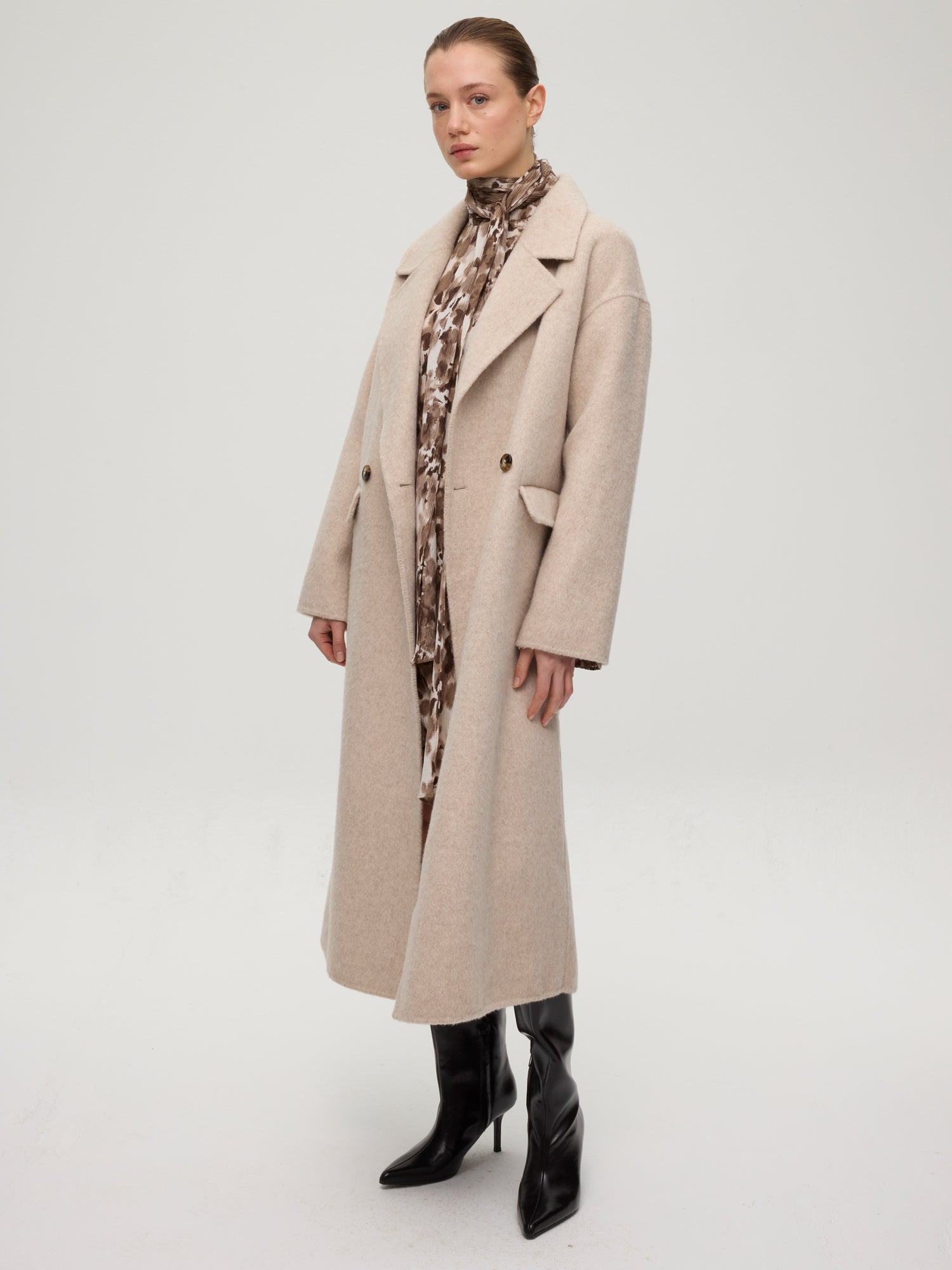 mioh | METRO ECRU - Abrigo largo sastrero alpaca ecru. Vestidos de fiesta para invitadas de boda perfectas. Marca española de moda