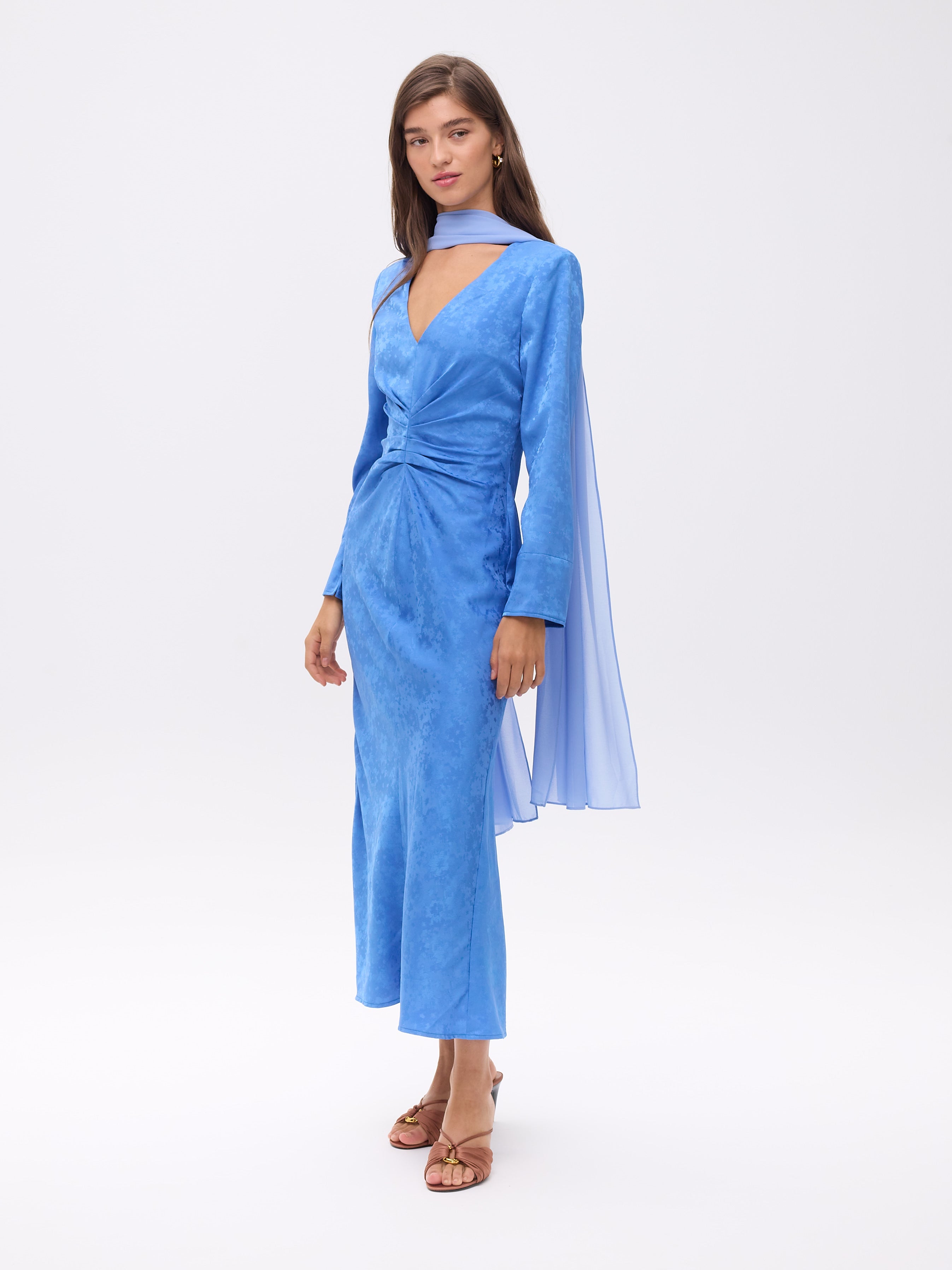 MIRANDA BLUE - Vestido Jacquard drapeado manga larga, perfecto para invitadas de boda y fiesta spring summer. MIOH es la marca española de vestidos de fiesta para invitadas de boda más de moda en España