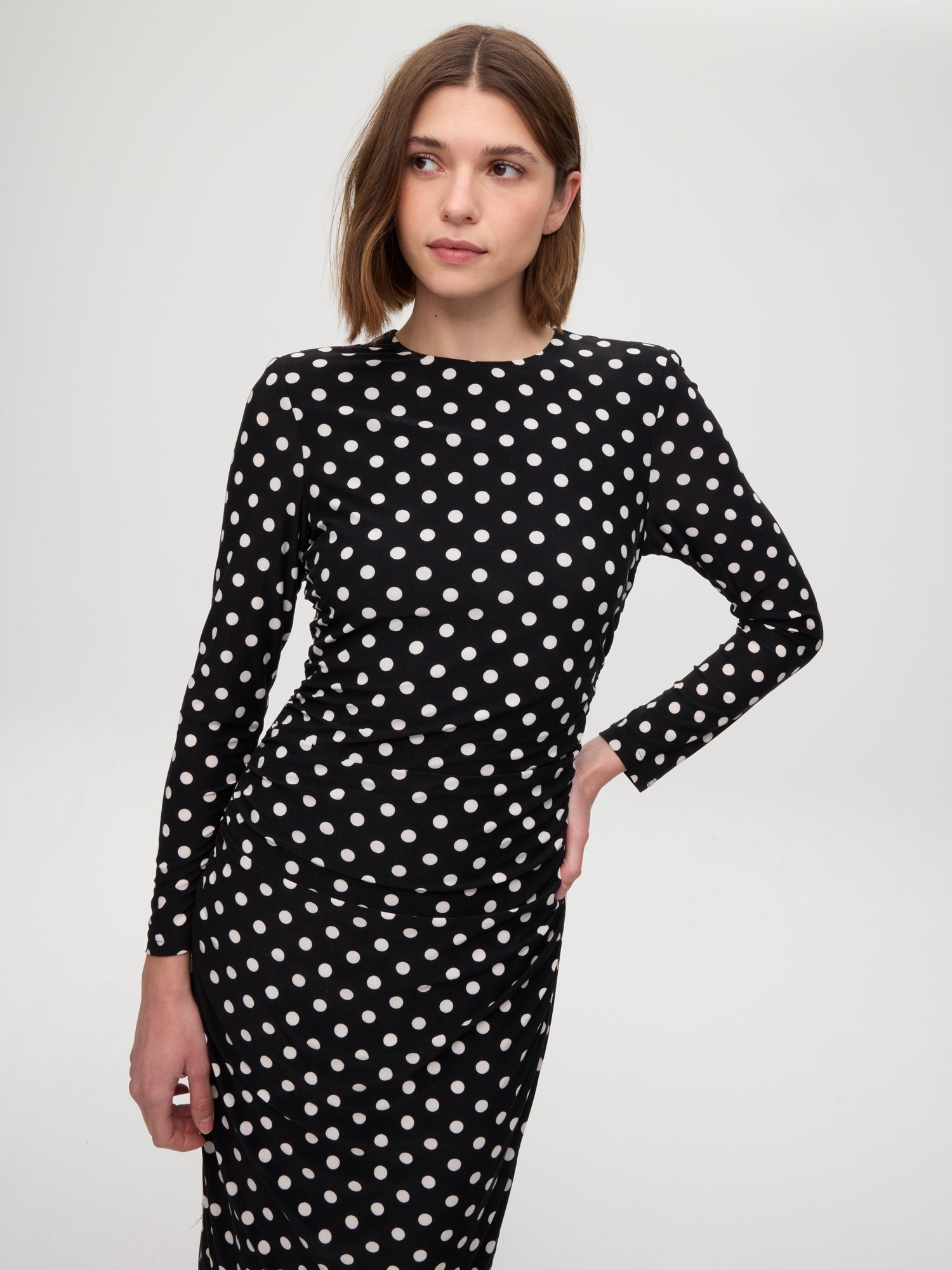 mioh | MOMA DOTS - Vestido punto drapeado lunares. Vestidos de fiesta para invitadas de boda perfectas. Marca española de moda
