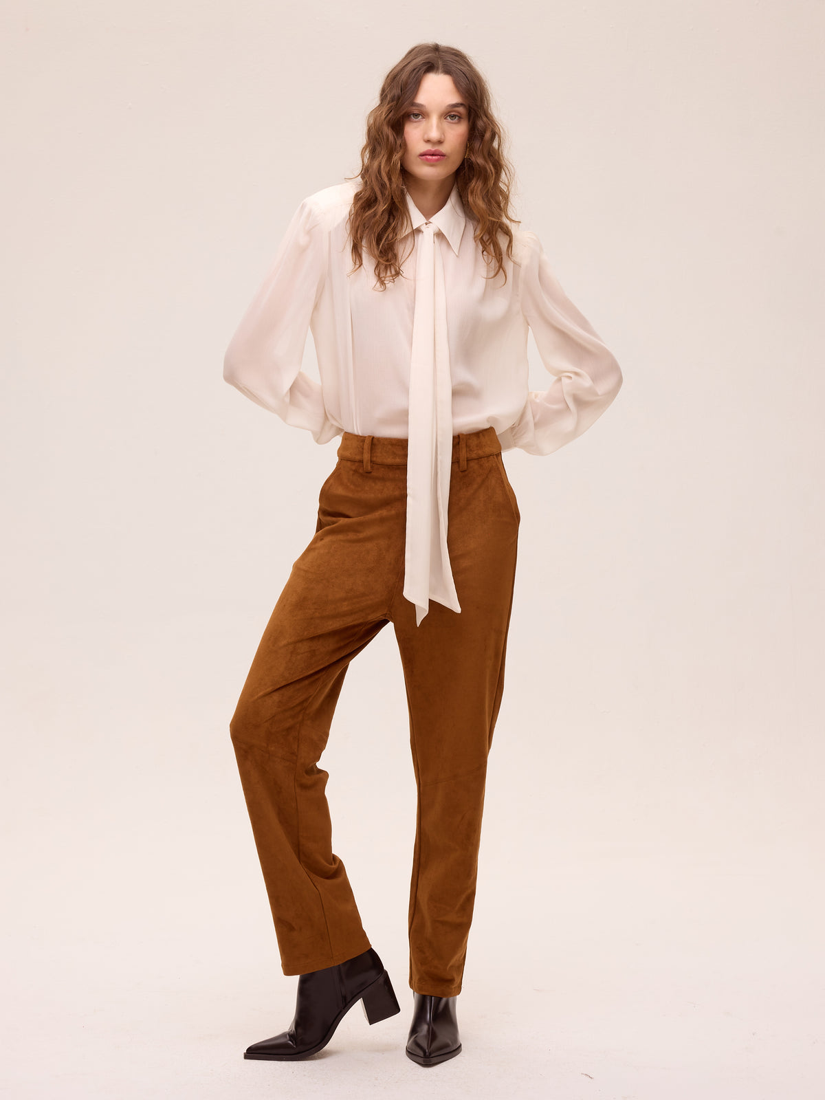 NIMBUS BRIGHT PANT - Pantalón ante 5 bolsillos costuras, una pieza clave para tu look de invitada de boda y fiesta. MIOH es la marca española de moda de evento de referencia