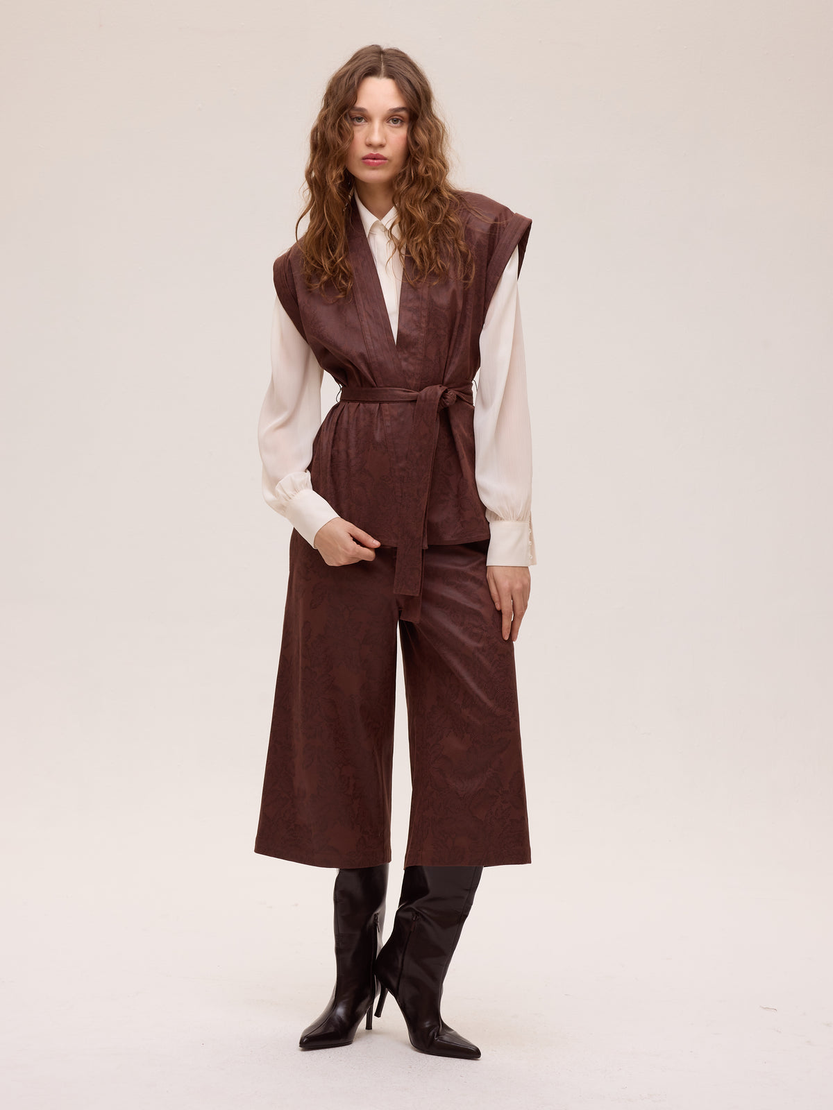 OAK BROWN PANT - Bermuda ecopiel estampado flores marrón, combínala con el resto de la colección FW26 de MIOH y crea tu look de invitada perfecta