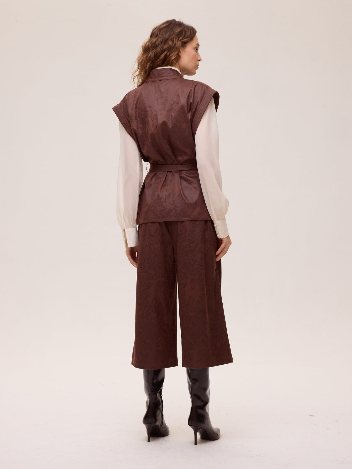 OAK BROWN PANT - Bermuda ecopiel estampado flores marrón, del total look de invitada al día a día más arreglado. MIOH, marca española de moda