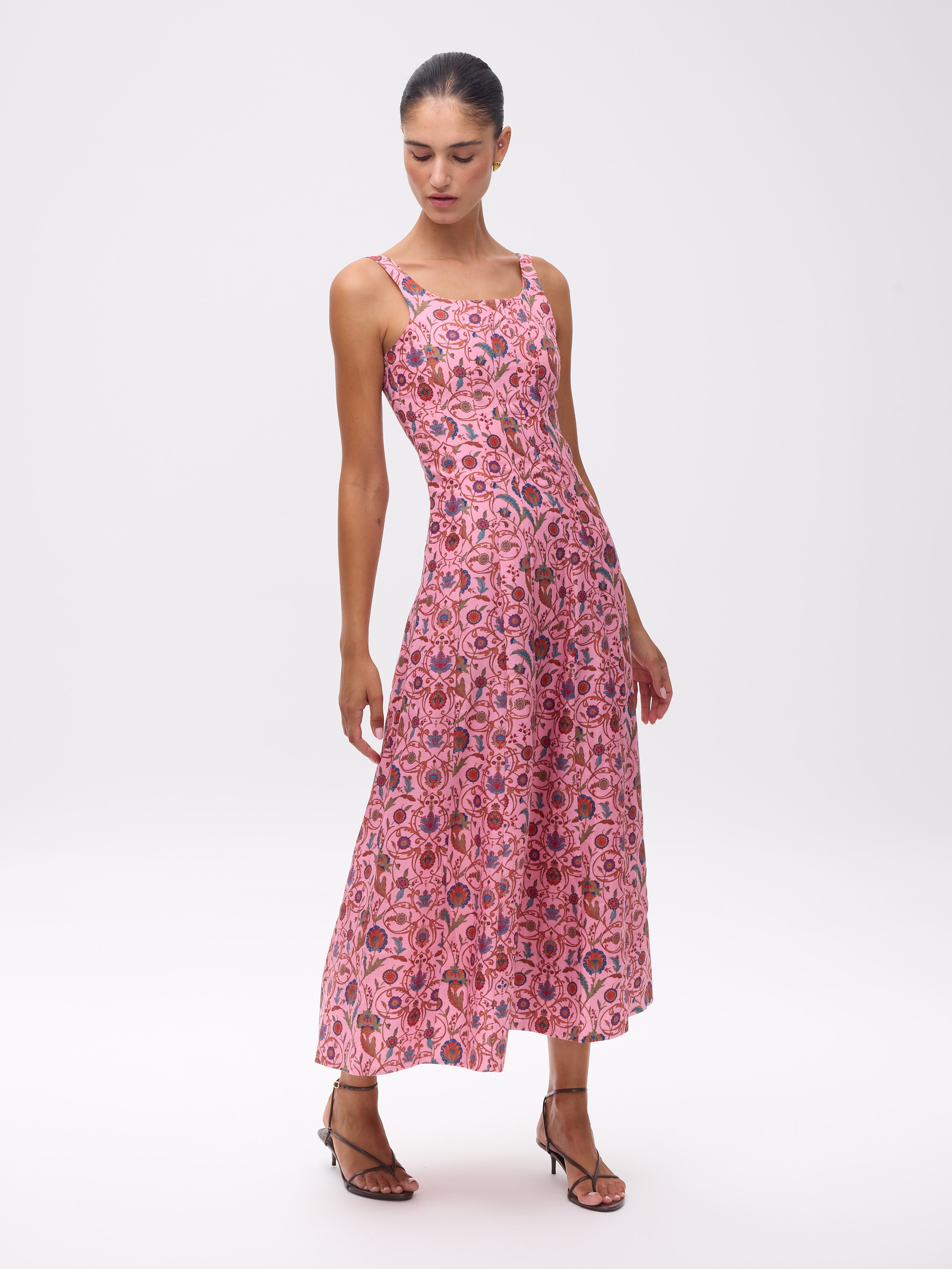OTHELLO PINK - Vestido largo rosa con estampado floral, perfecto para invitadas de boda y fiesta spring summer. MIOH es la marca de vestidos de invitada de boda y fiesta de referencia en España