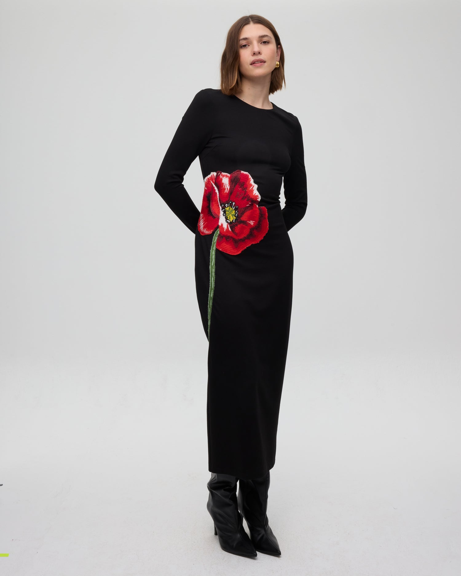 mioh | POPPY - Vestido midi amapola bordada. Vestidos de fiesta para invitadas de boda perfectas. Marca española de moda