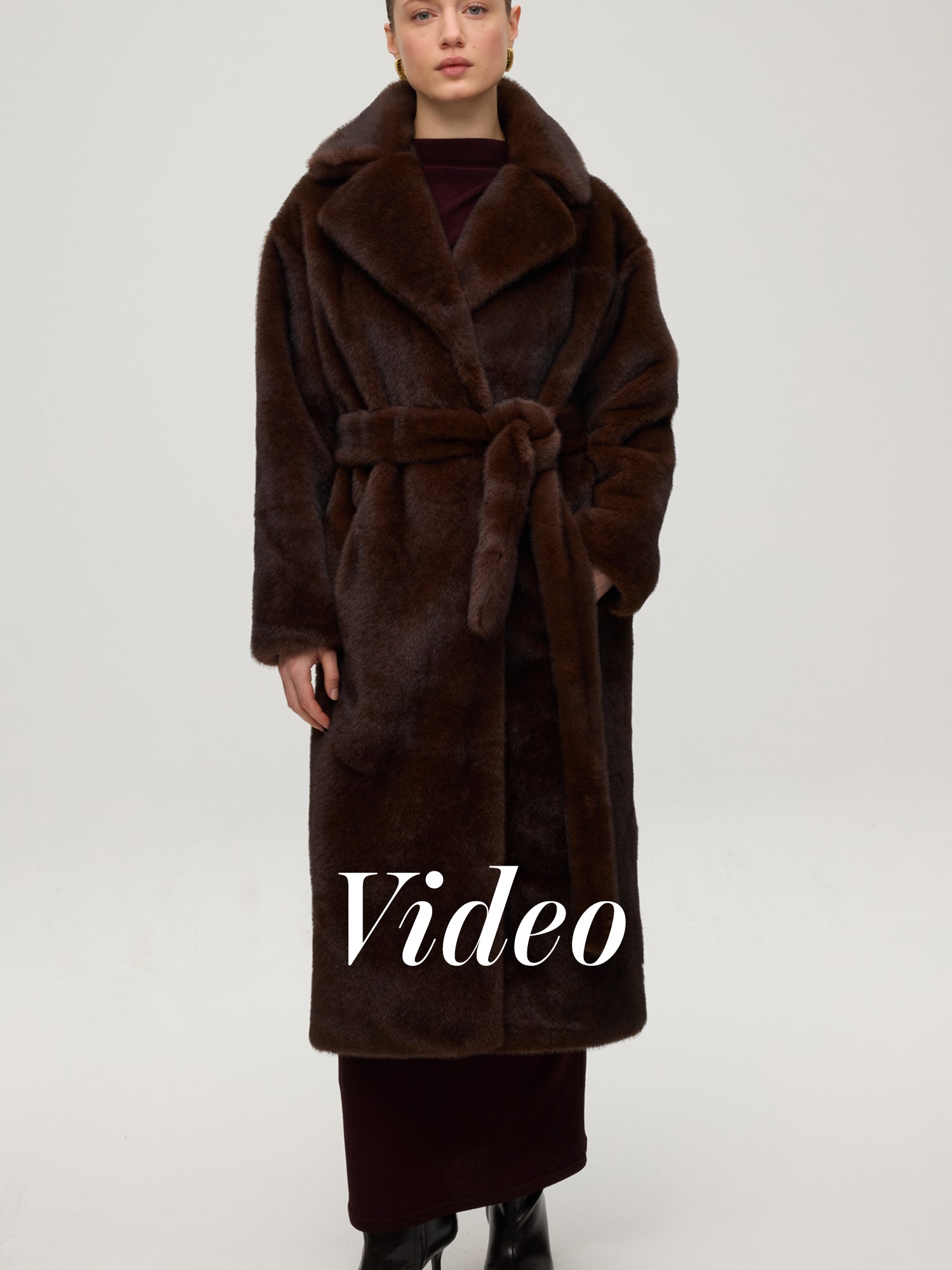 mioh | ART BROWN - Abrigo efecto visón marrón. Vestidos de fiesta para invitadas de boda perfectas. Marca española de moda