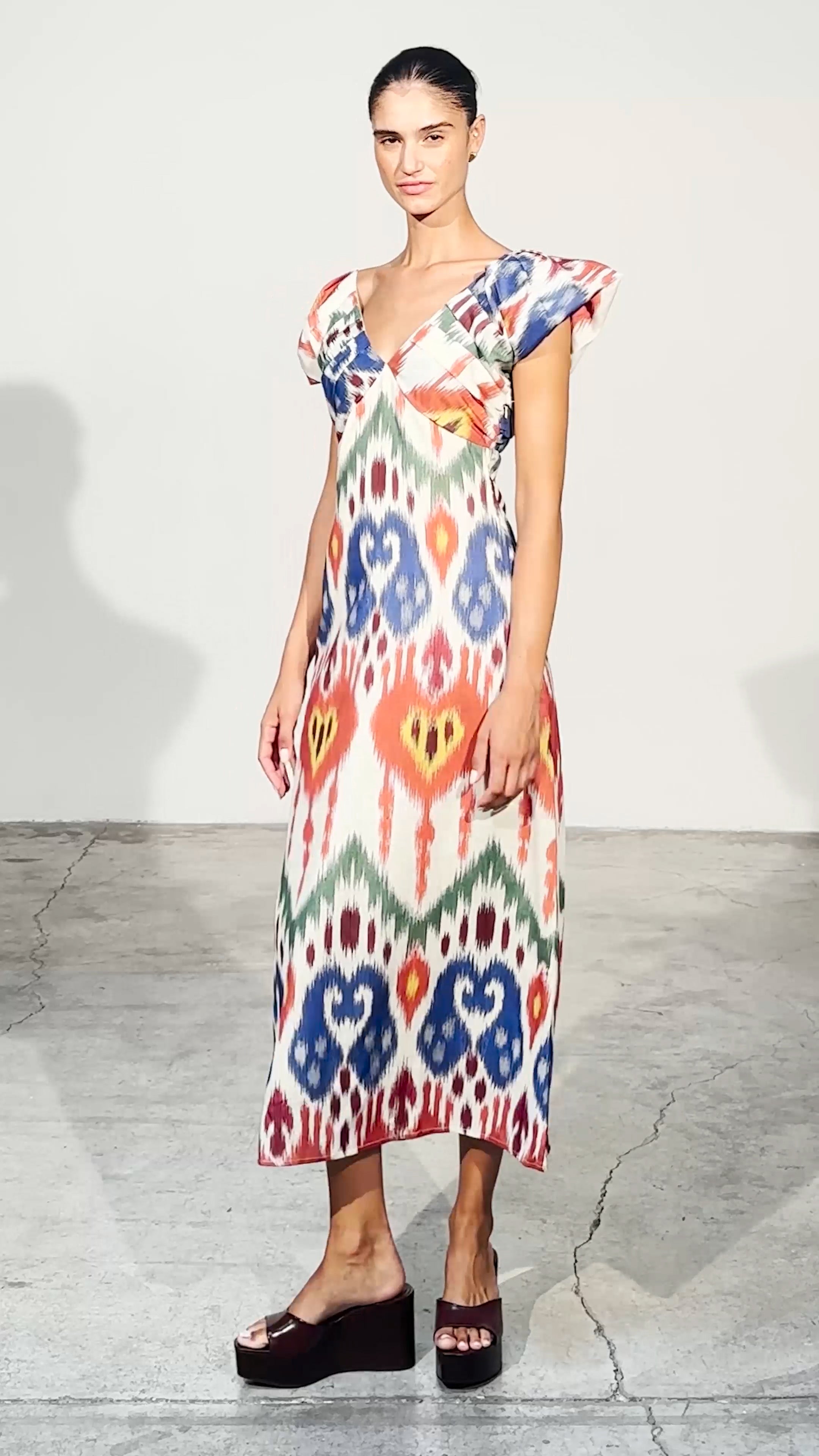 BENVOLIO IKAT - Vestido midi con estampado Ikat multicolor, perfecto para invitadas de boda y fiesta spring summer. MIOH es la marca española de vestidos de fiesta mas de moda, preferida por influencers y famosas de España