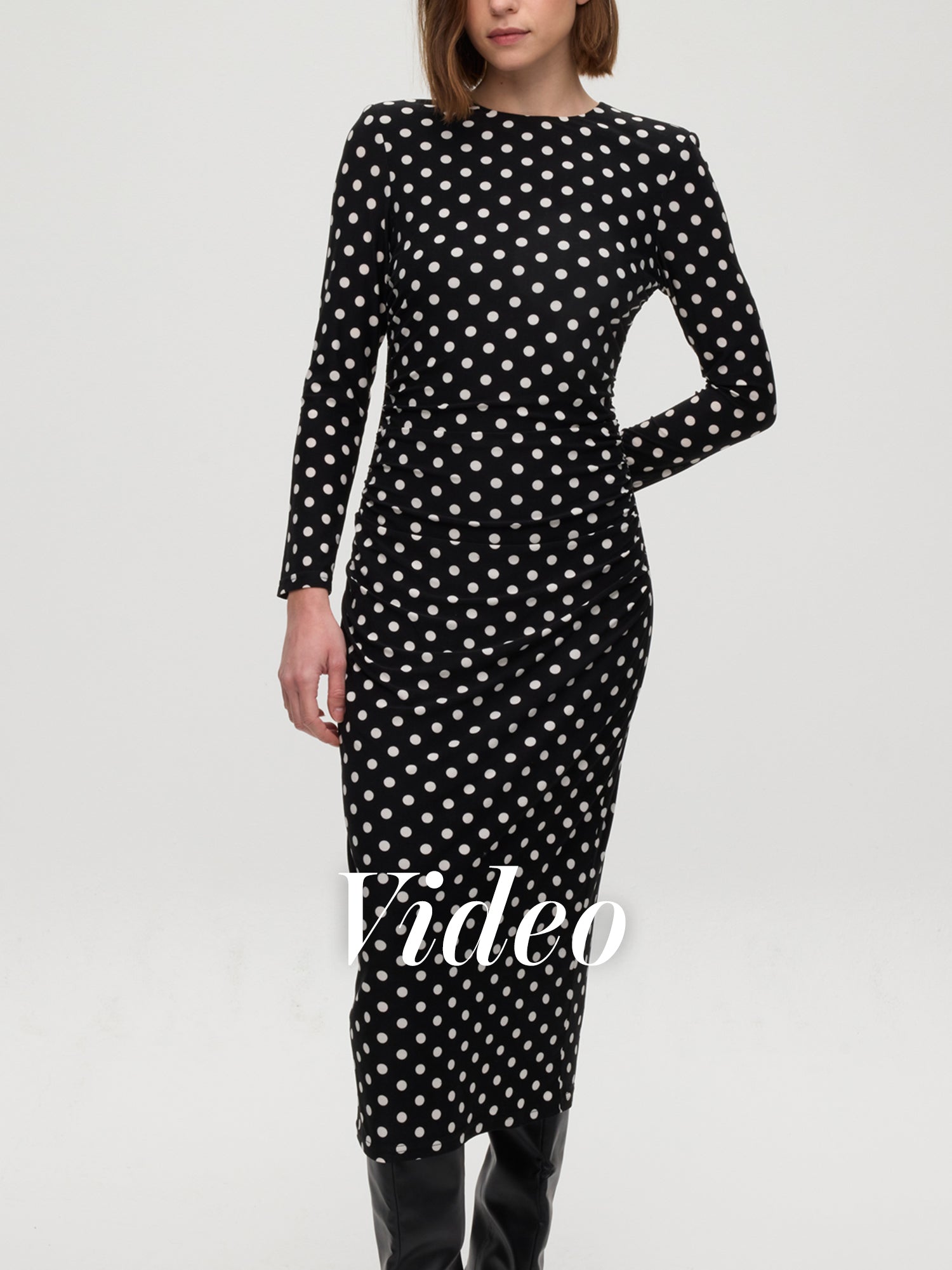 mioh | MOMA DOTS - Vestido punto drapeado lunares. Vestidos de fiesta para invitadas de boda perfectas. Marca española de moda