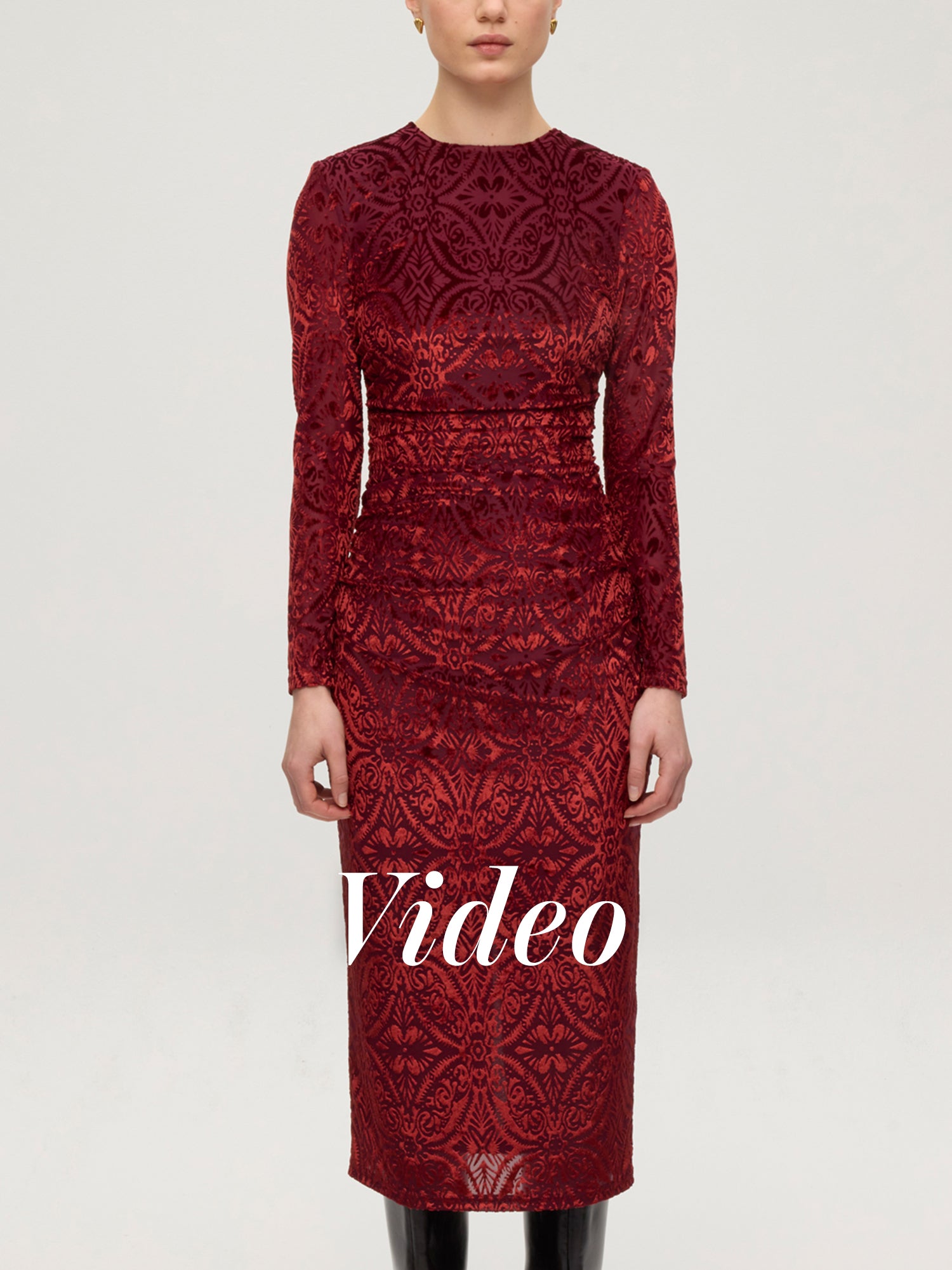 mioh | MOMA VELVET - Vestido cuello redondo drapeado terciopelo. Vestidos de fiesta para invitadas de boda perfectas. Marca española de moda