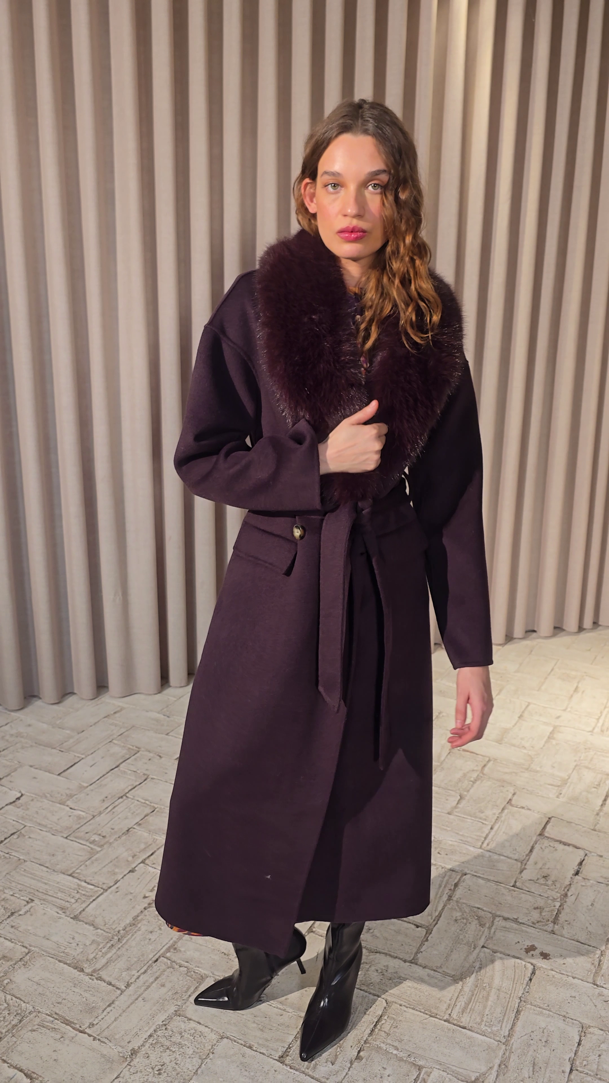 TUBE GRANA - Abrigo largo de lana granate con cuello faux fur, combínalo con los vestidos de invitada de MIOH y crea un look de diez