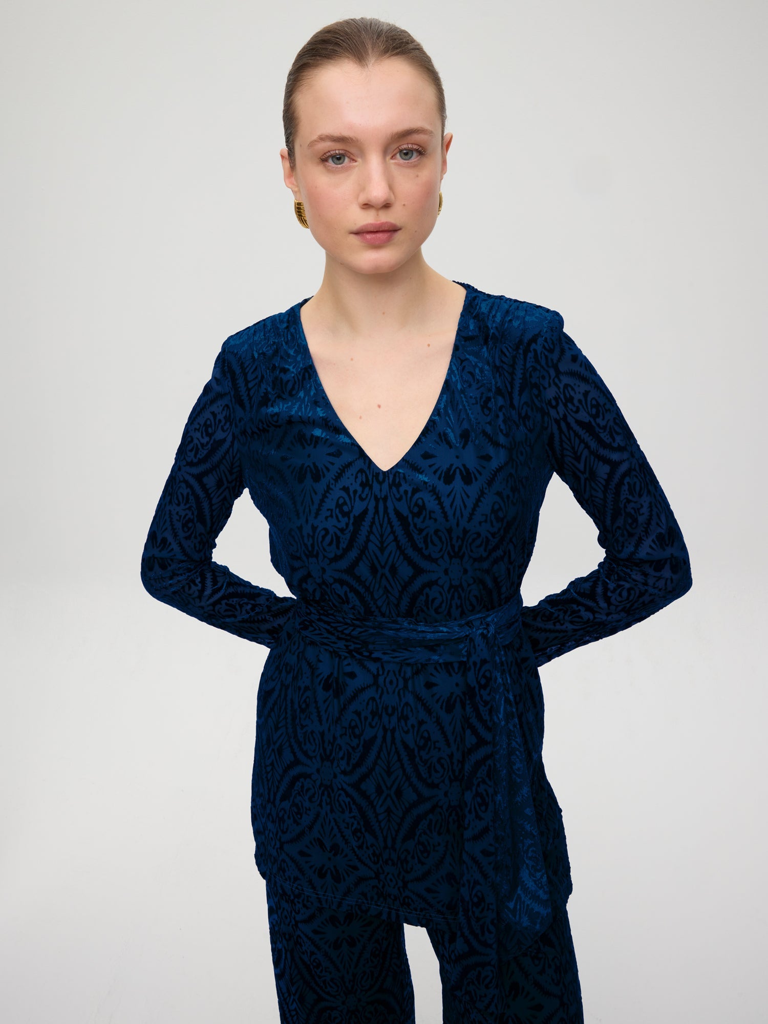 mioh | RIALTO BLUE - Conjunto pantalón y jersey pico terciopelo. Vestidos de fiesta para invitadas de boda perfectas. Marca española de moda