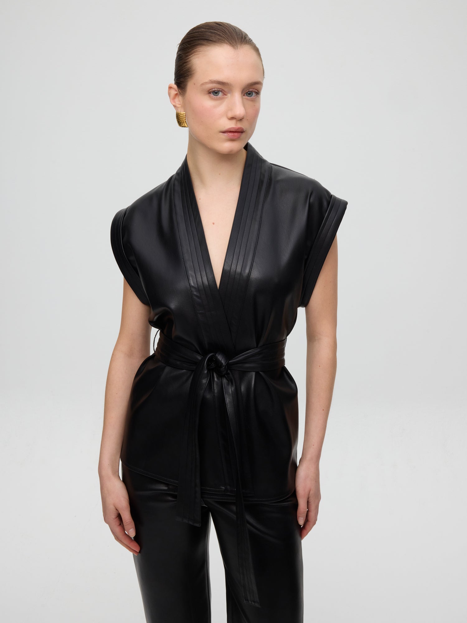 mioh | SEAGRAM - Pantalón efecto piel negro. Vestidos de fiesta para invitadas de boda perfectas. Marca española de moda