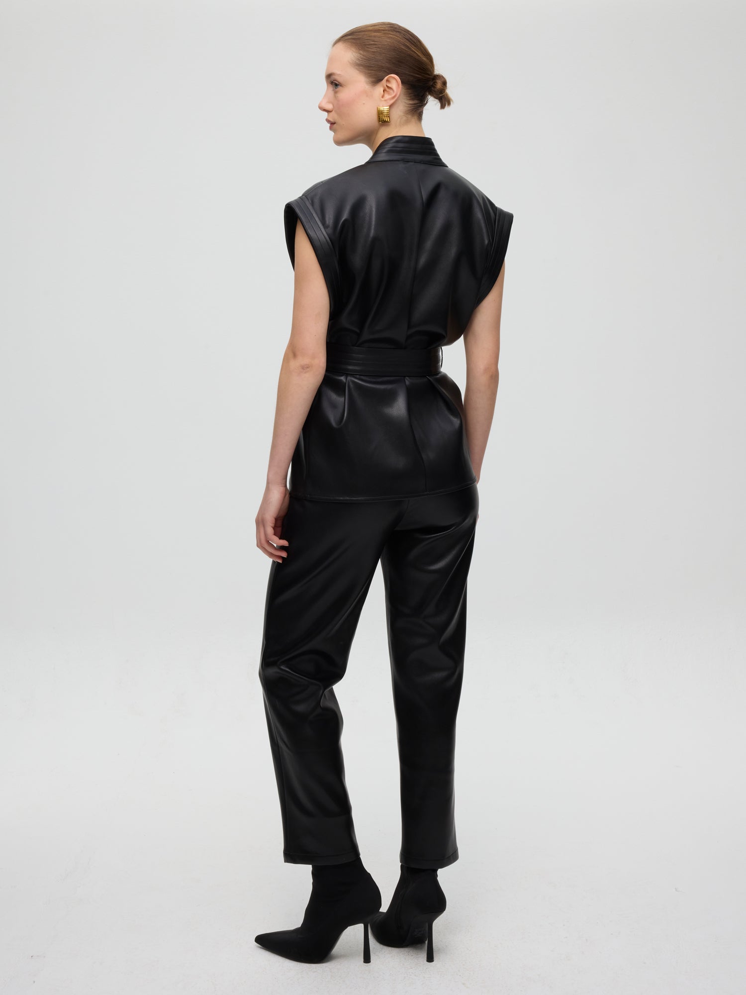 mioh | SEAGRAM - Pantalón efecto piel negro. Vestidos de fiesta para invitadas de boda perfectas. Marca española de moda