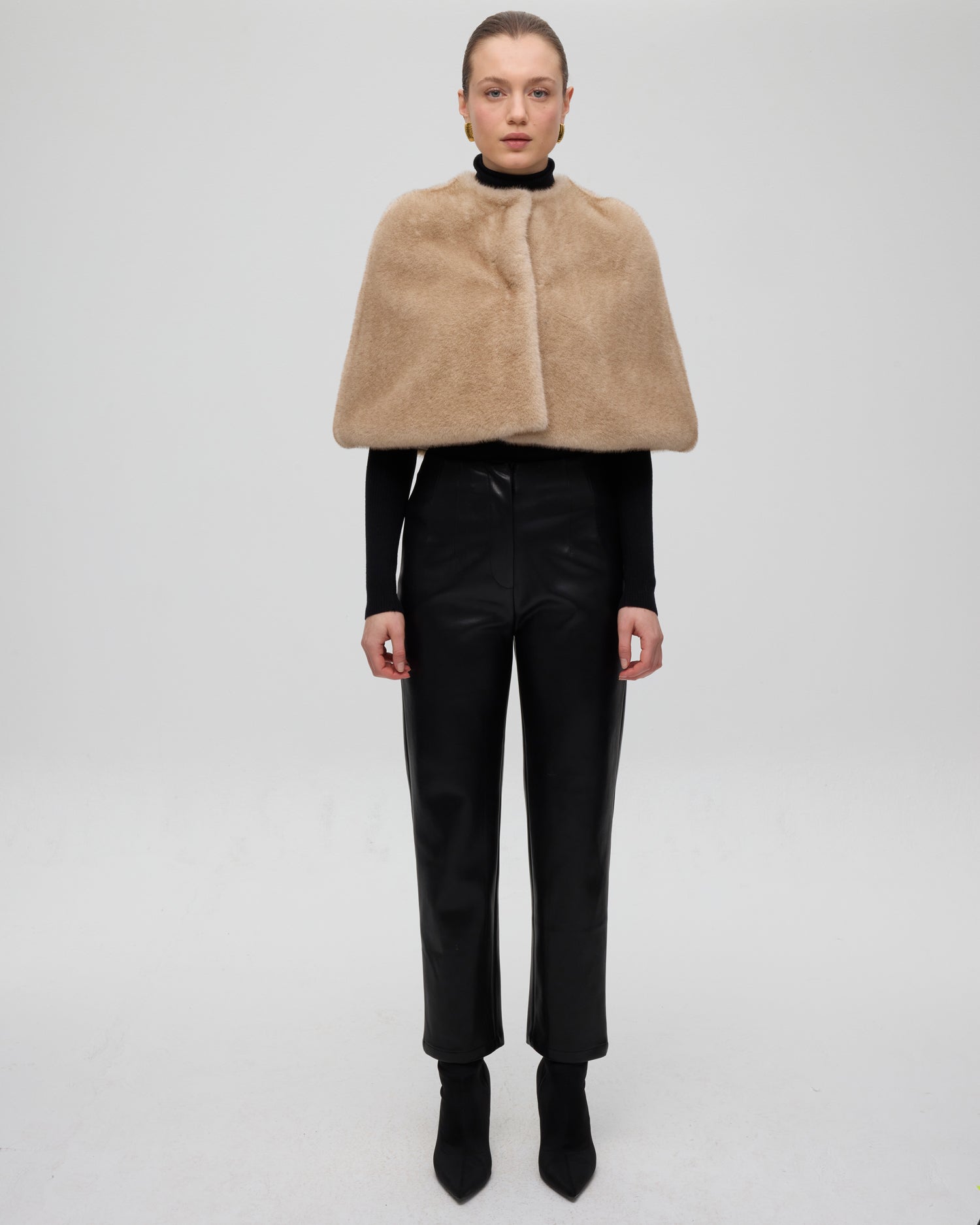 mioh | SEAGRAM - Pantalón efecto piel negro. Vestidos de fiesta para invitadas de boda perfectas. Marca española de moda