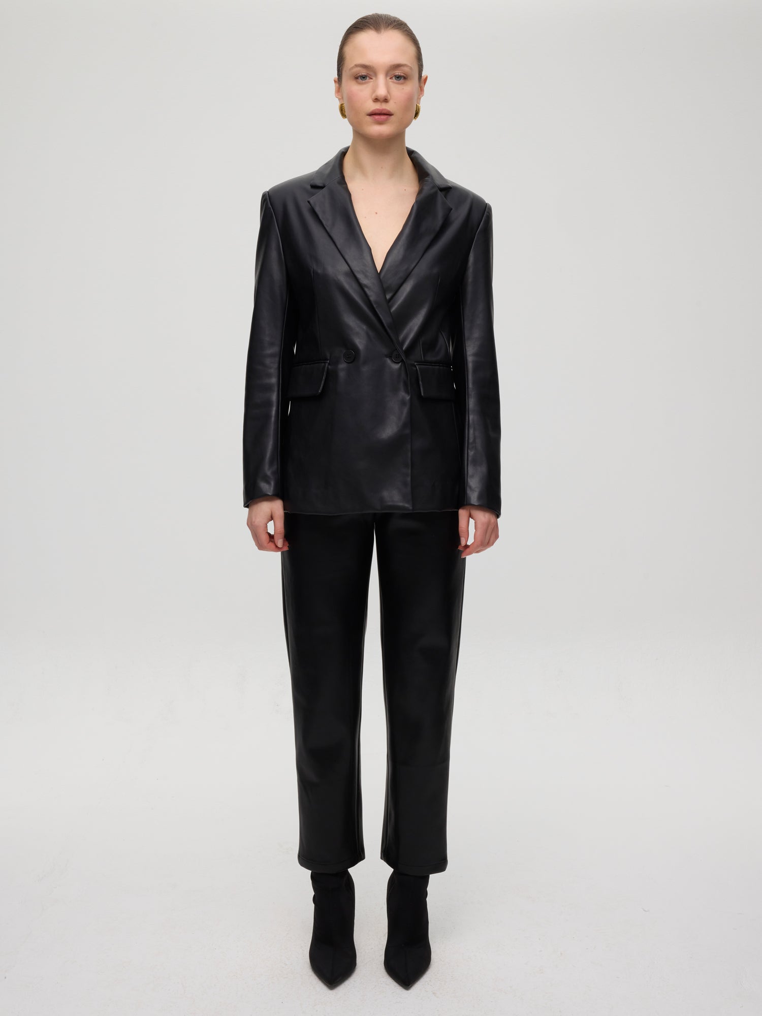 mioh | SEAGRAM - Pantalón efecto piel negro. Vestidos de fiesta para invitadas de boda perfectas. Marca española de moda