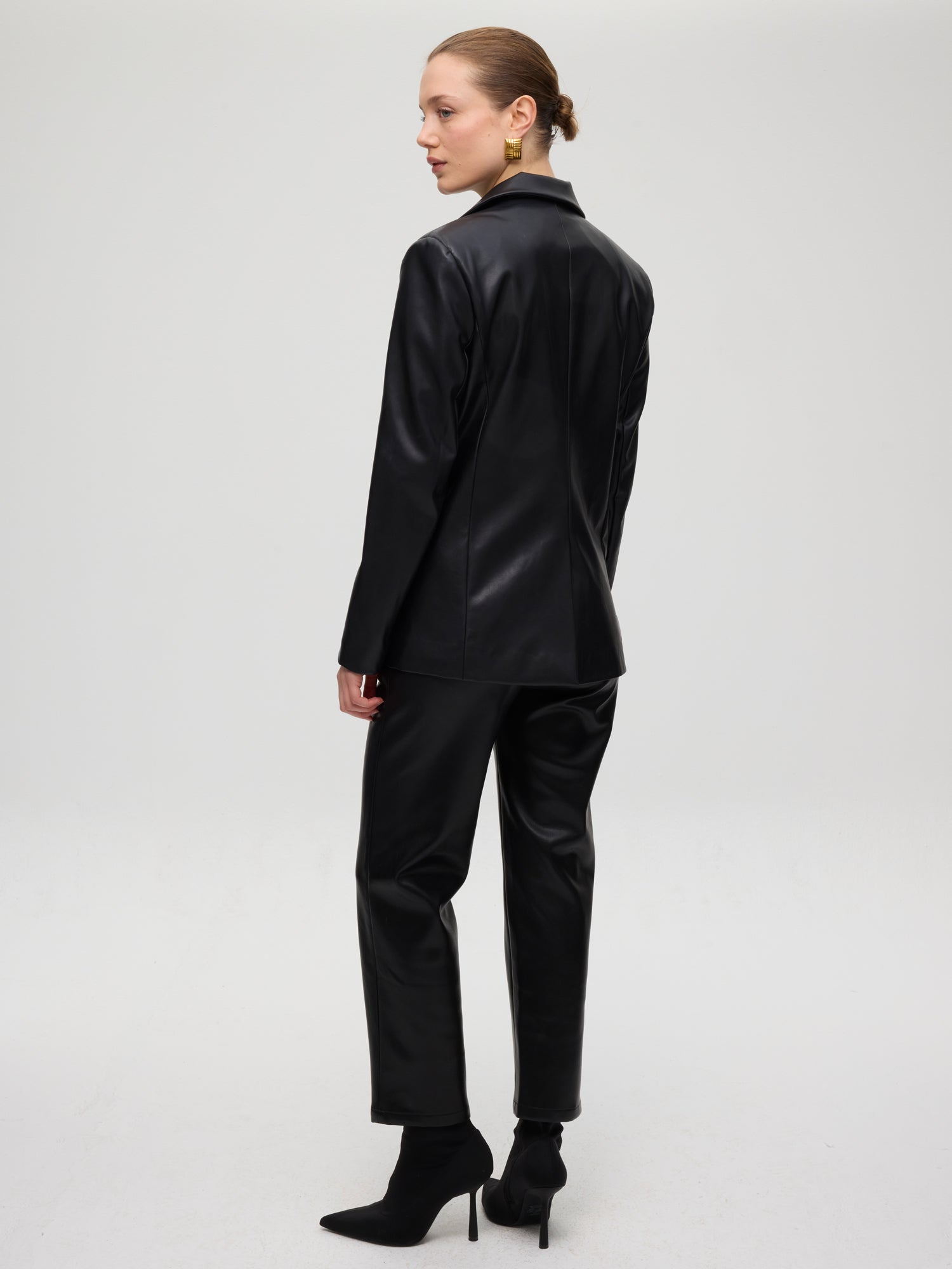 mioh | SEAGRAM - Pantalón efecto piel negro. Vestidos de fiesta para invitadas de boda perfectas. Marca española de moda