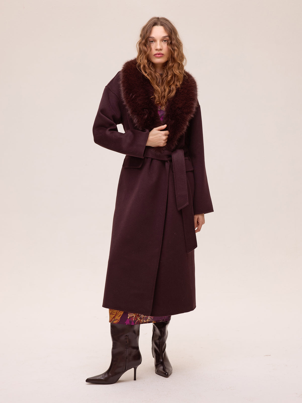 SOMBRA FLOWERS - Vestido midi estampado flores, vestido de invitada de boda de la colección otoño invierno de MIOH, diseñado en España