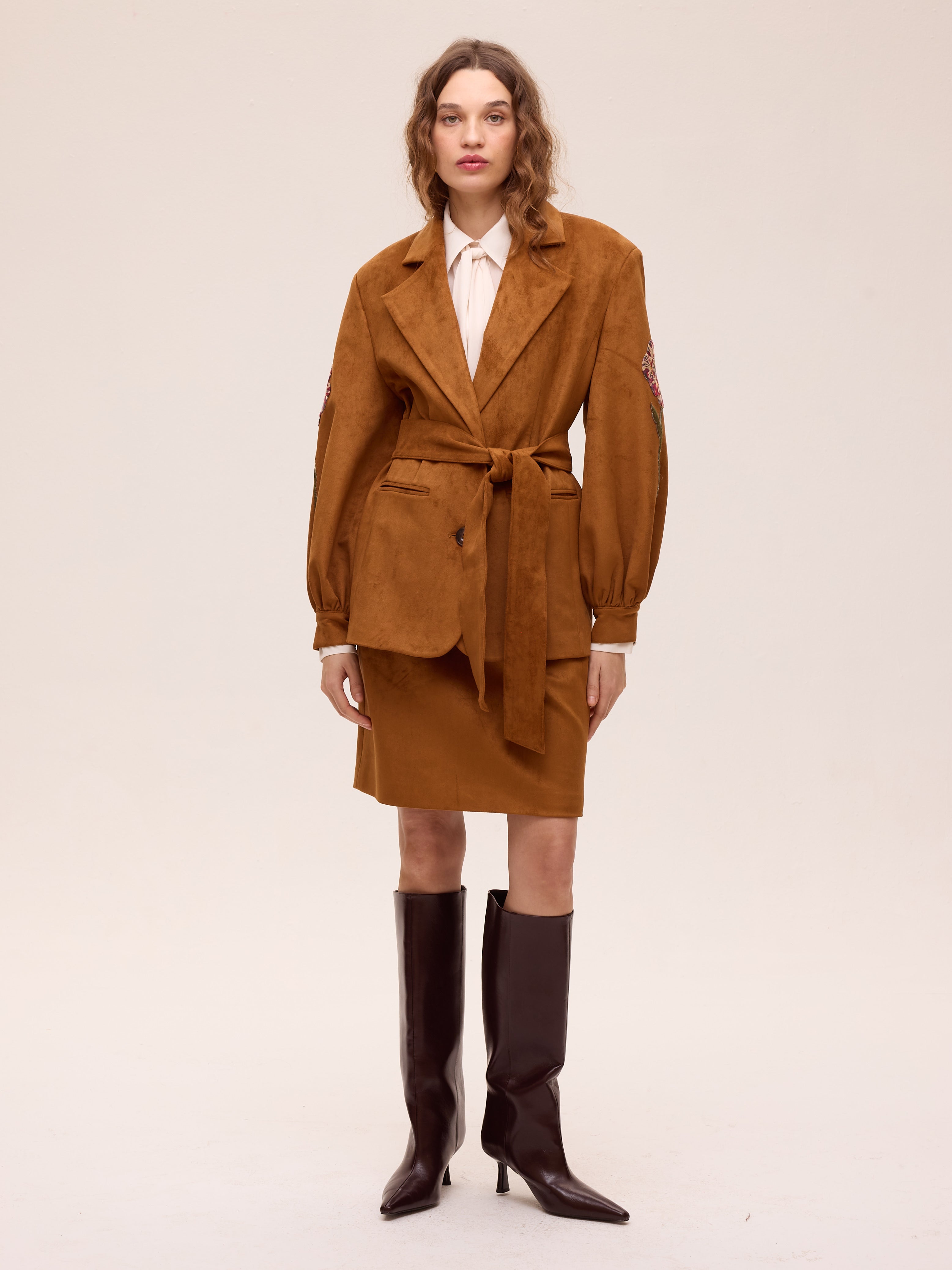 STILL SUEDE - Falda ecopiel corte cintura. Color miel, moda de fiesta e invitada diseñada en España por MIOH