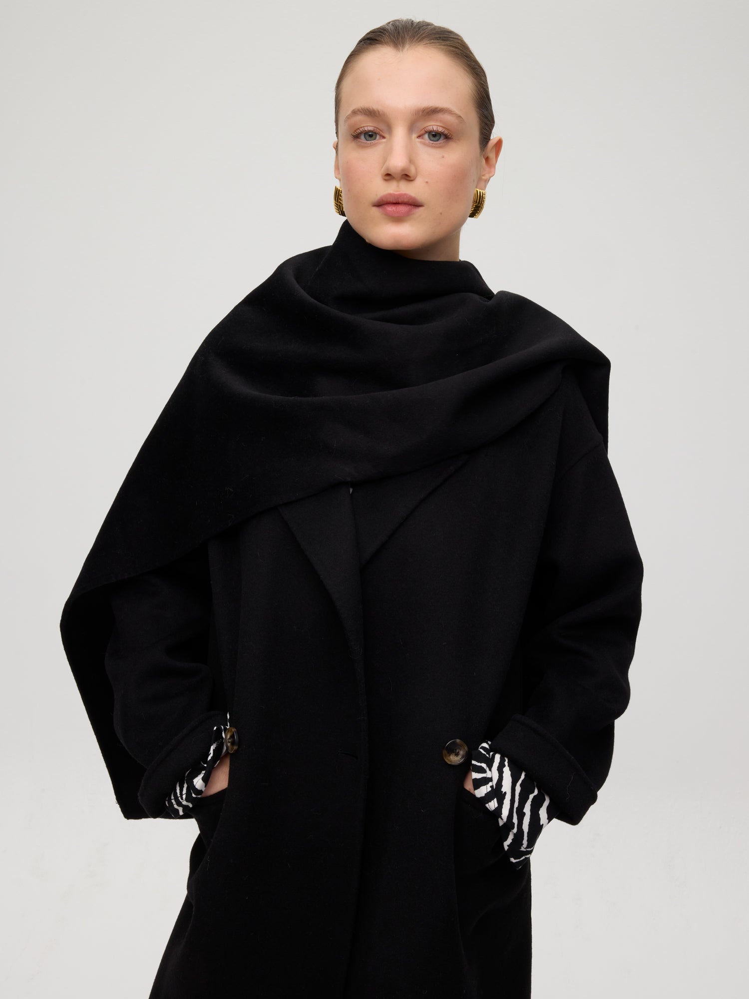 mioh | TICKET BLACK - Bufanda paño lana negra. Vestidos de fiesta para invitadas de boda perfectas. Marca española de moda