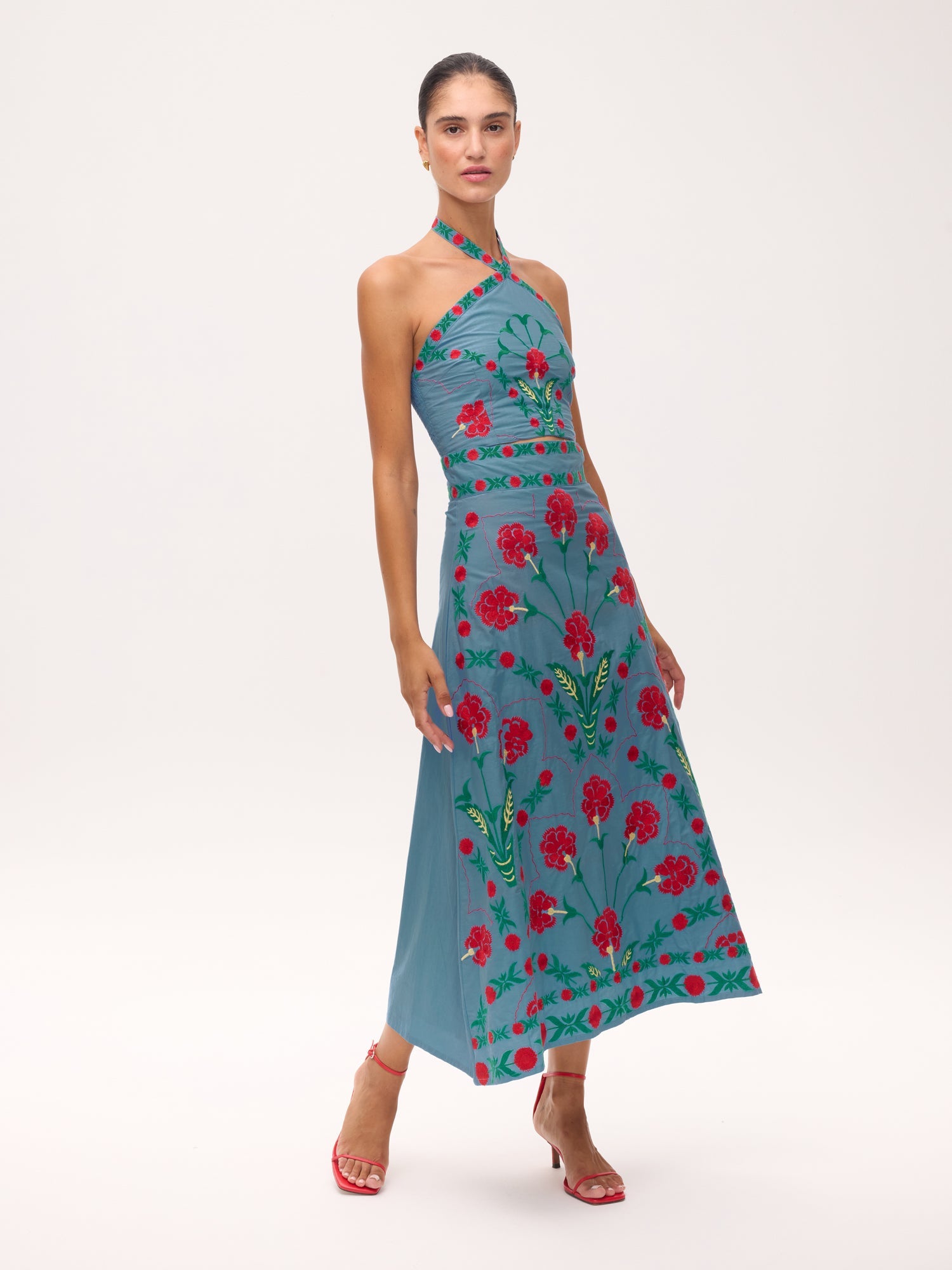 ULISES BLUE - Top + Falda conjunto bordado flores, perfecto para invitadas de boda y fiesta spring summer. MIOH es la marca española de vestidos de fiesta para invitadas de boda más de moda en España