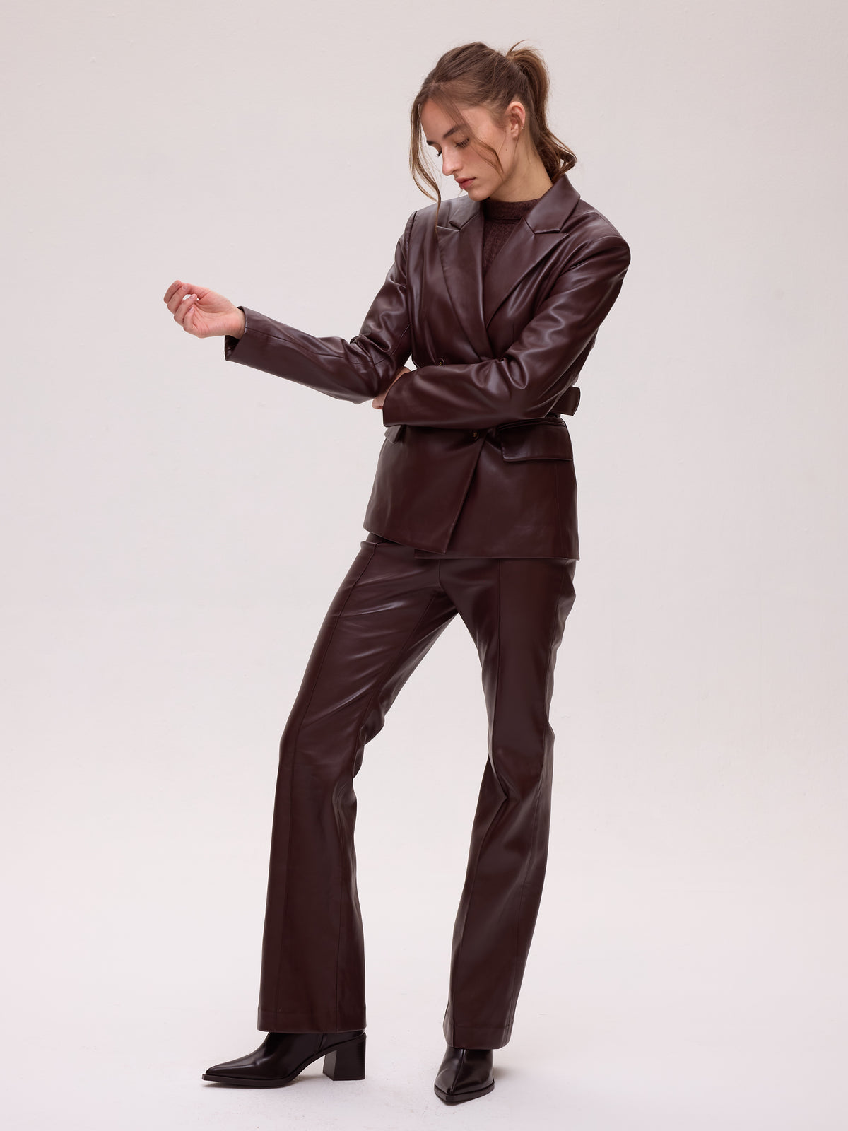 VIENTO GRANA TOP - Blazer cruzada polipiel grana, colección otoño invierno 2026 de MIOH, especialistas en moda de invitada y de fiesta