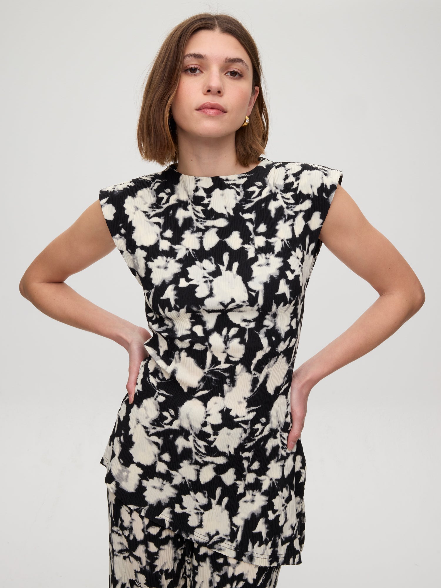 mioh | VILLA PANT - Pantalón recto plisado flores. Vestidos de fiesta para invitadas de boda perfectas. Marca española de moda