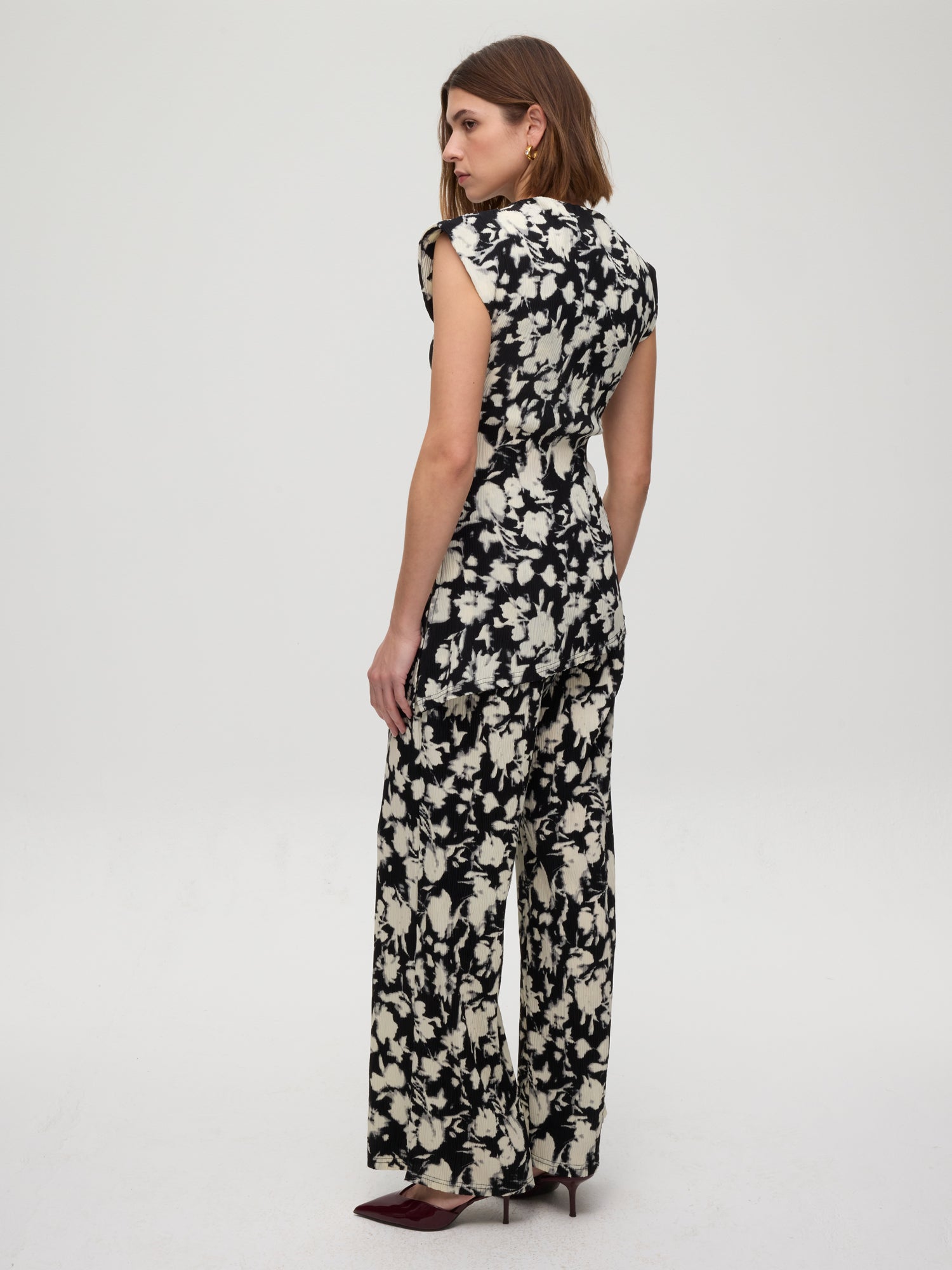 mioh | VILLA PANT - Pantalón recto plisado flores. Vestidos de fiesta para invitadas de boda perfectas. Marca española de moda