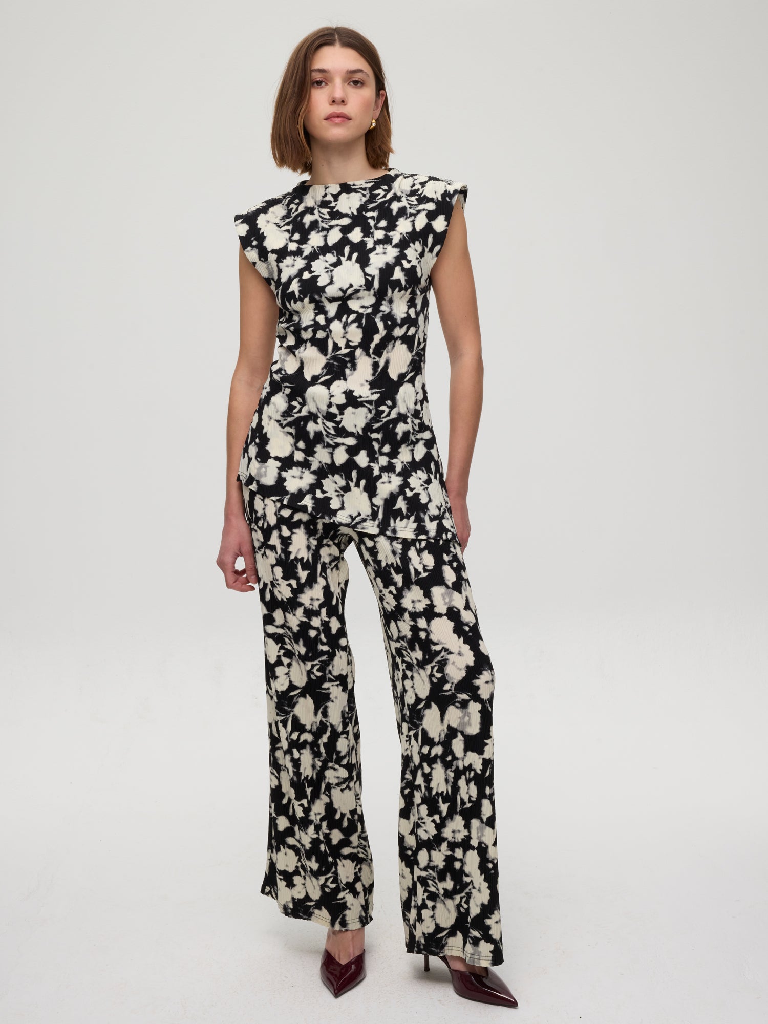 mioh | VILLA TOP - Top asimétrico flores plisado. Vestidos de fiesta para invitadas de boda perfectas. Marca española de moda