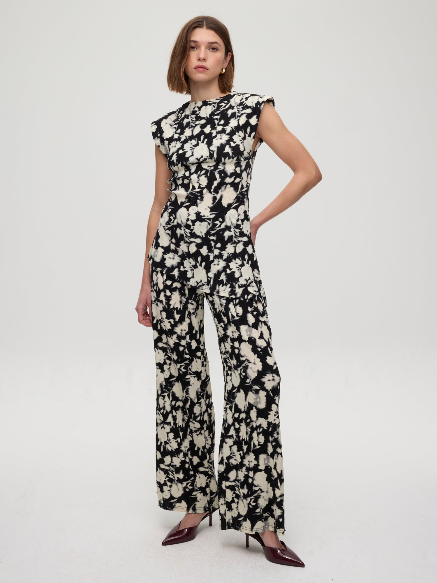 mioh | VILLA TOP - Top asimétrico flores plisado. Vestidos de fiesta para invitadas de boda perfectas. Marca española de moda