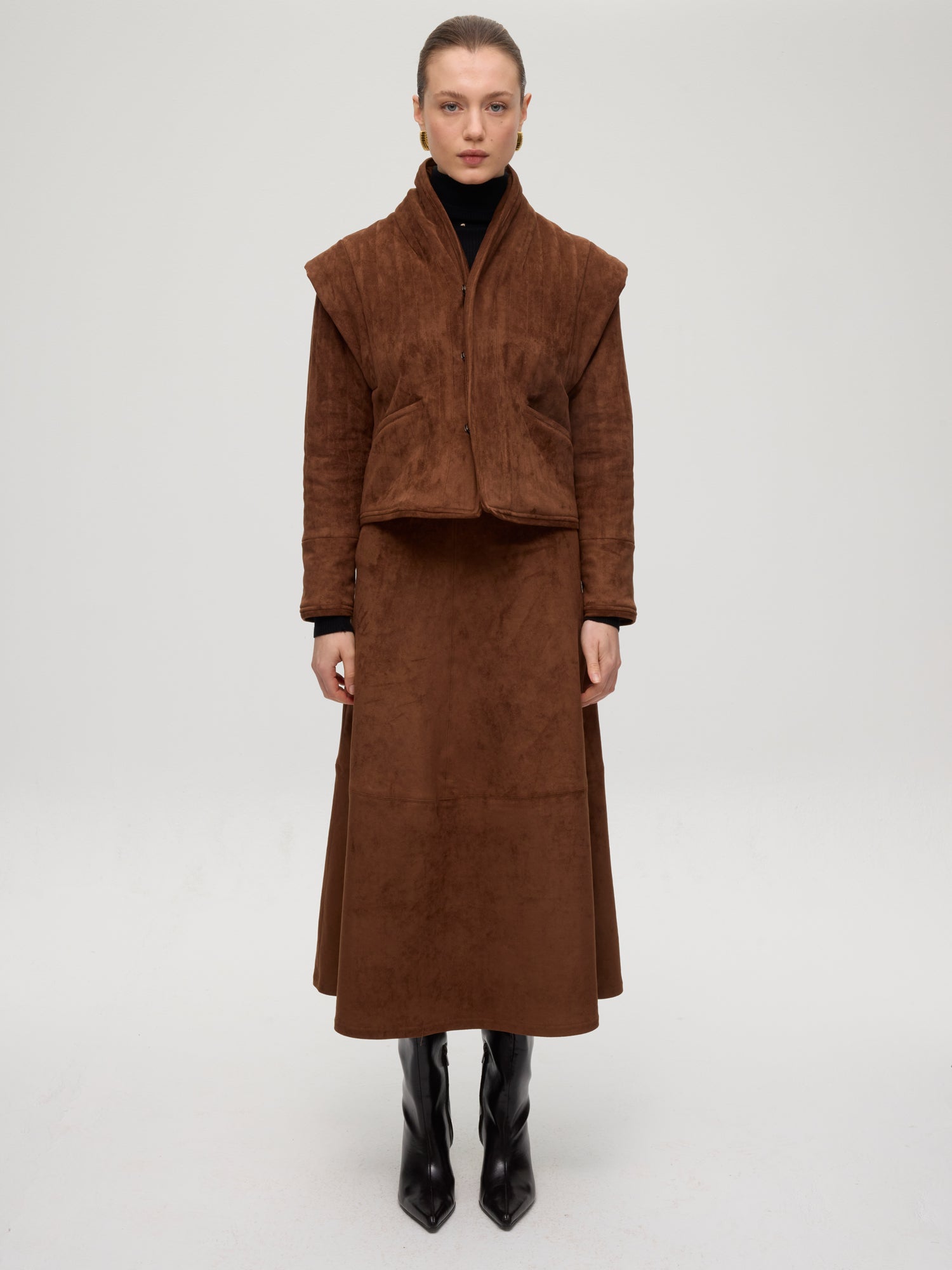 mioh | WALL SUEDE - Chaqueta acolchada efecto ante mangas desmontables. Vestidos de fiesta para invitadas de boda perfectas. Marca española de moda