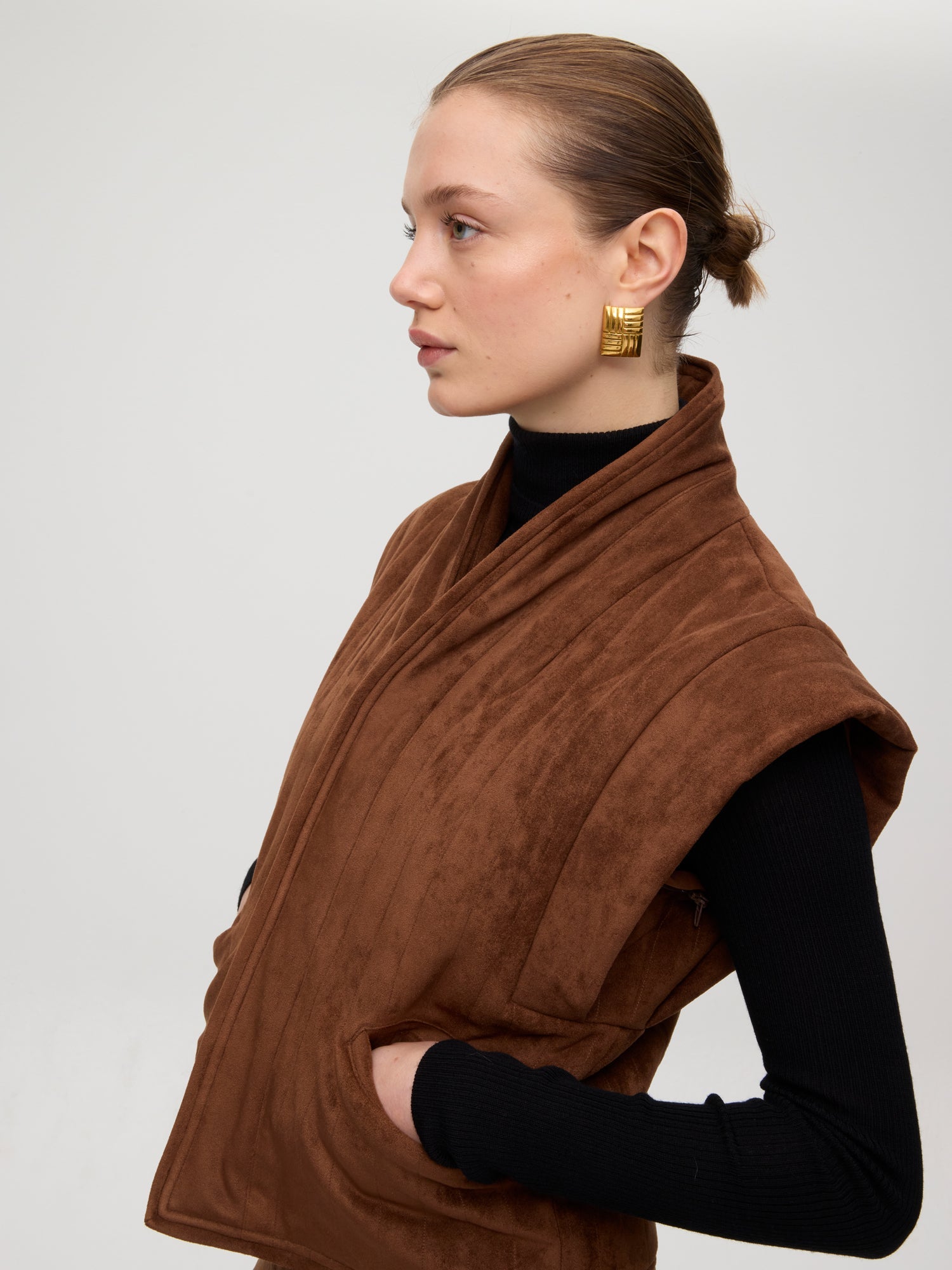 mioh | WALL SUEDE - Chaqueta acolchada efecto ante mangas desmontables. Vestidos de fiesta para invitadas de boda perfectas. Marca española de moda