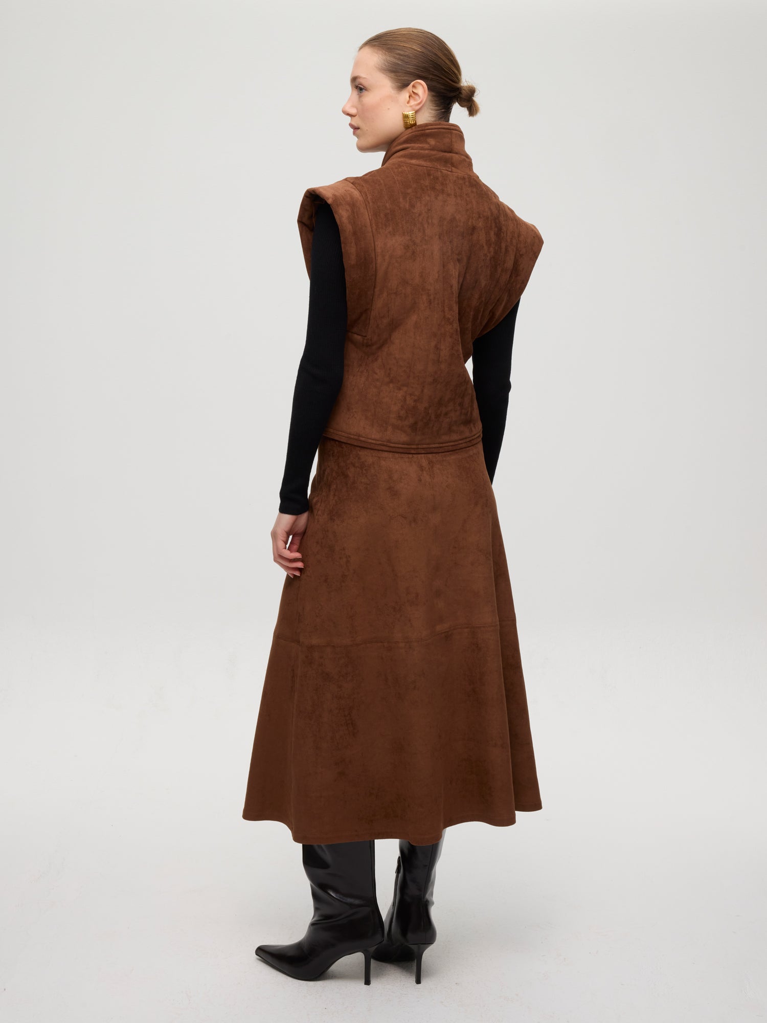 mioh | WALL SUEDE - Chaqueta acolchada efecto ante mangas desmontables. Vestidos de fiesta para invitadas de boda perfectas. Marca española de moda