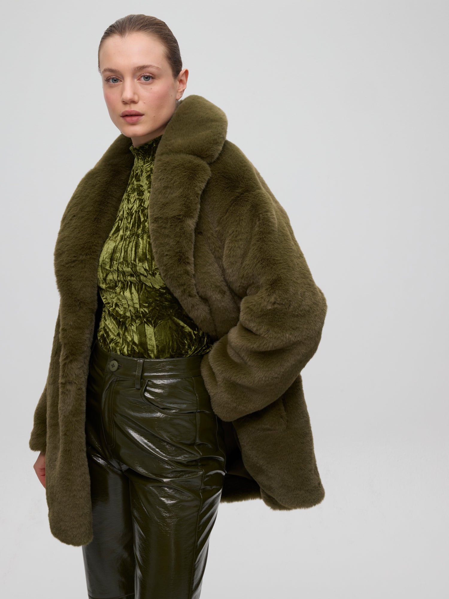 mioh | WORLD MOSS - Chaquetón faux fur verde. Vestidos de fiesta para invitadas de boda perfectas. Marca española de moda
