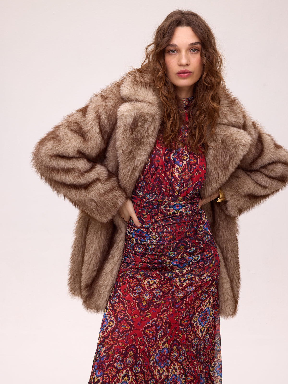 WORLD RAW - Abrigo faux fur - Color natural, abrigo de la colección FW26 de MIOH, marca española de moda de invitada de boda y de fiesta