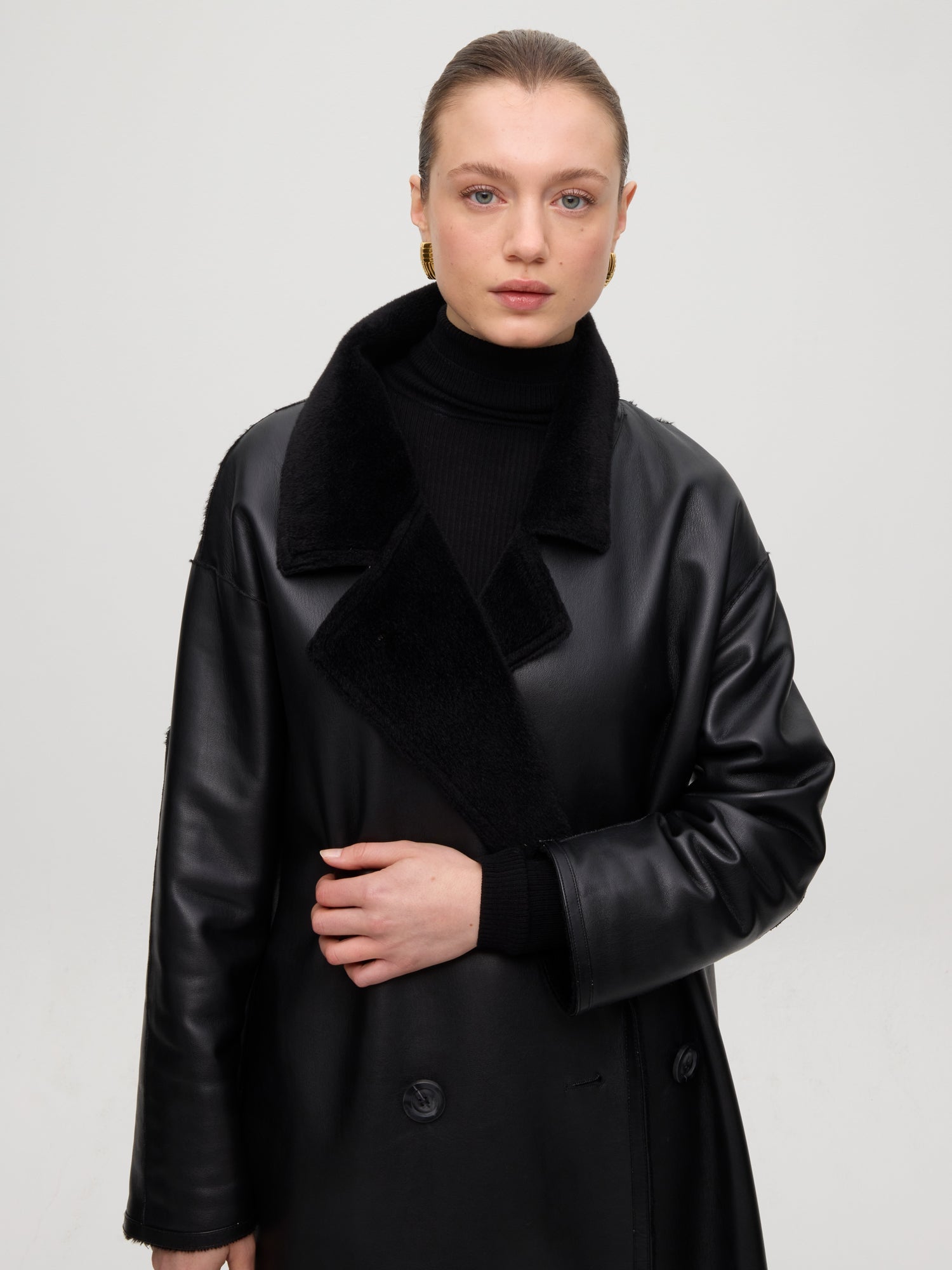 mioh | ZHIVAGO - Abrigo reversible ecopiel vuelta. Vestidos de fiesta para invitadas de boda perfectas. Marca española de moda