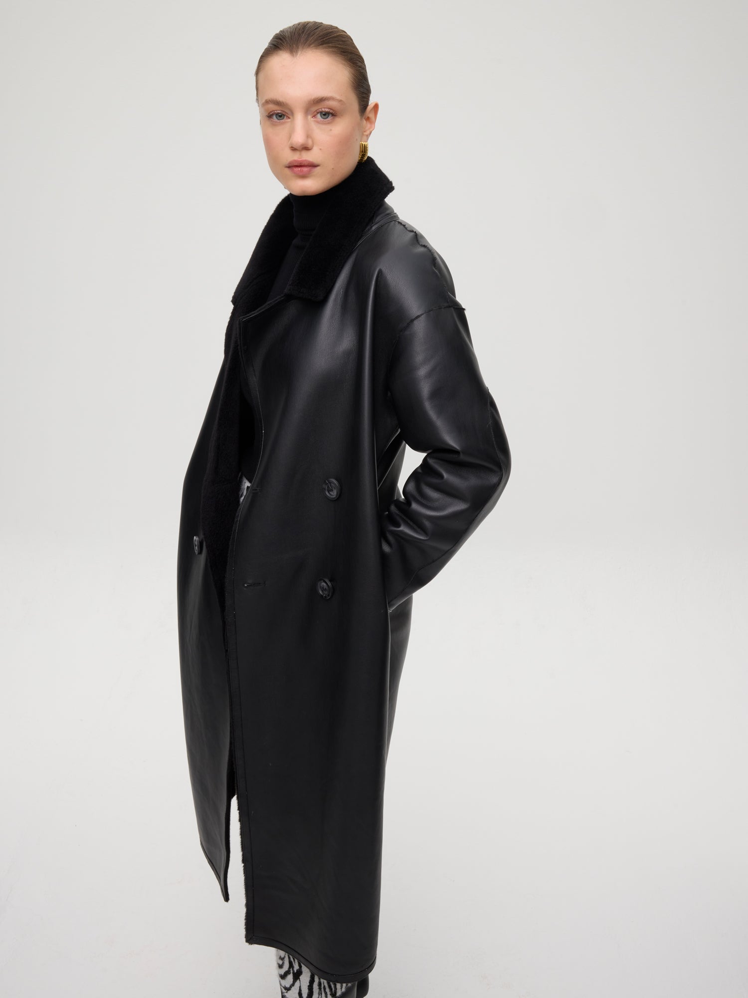 mioh | ZHIVAGO - Abrigo reversible ecopiel vuelta. Vestidos de fiesta para invitadas de boda perfectas. Marca española de moda